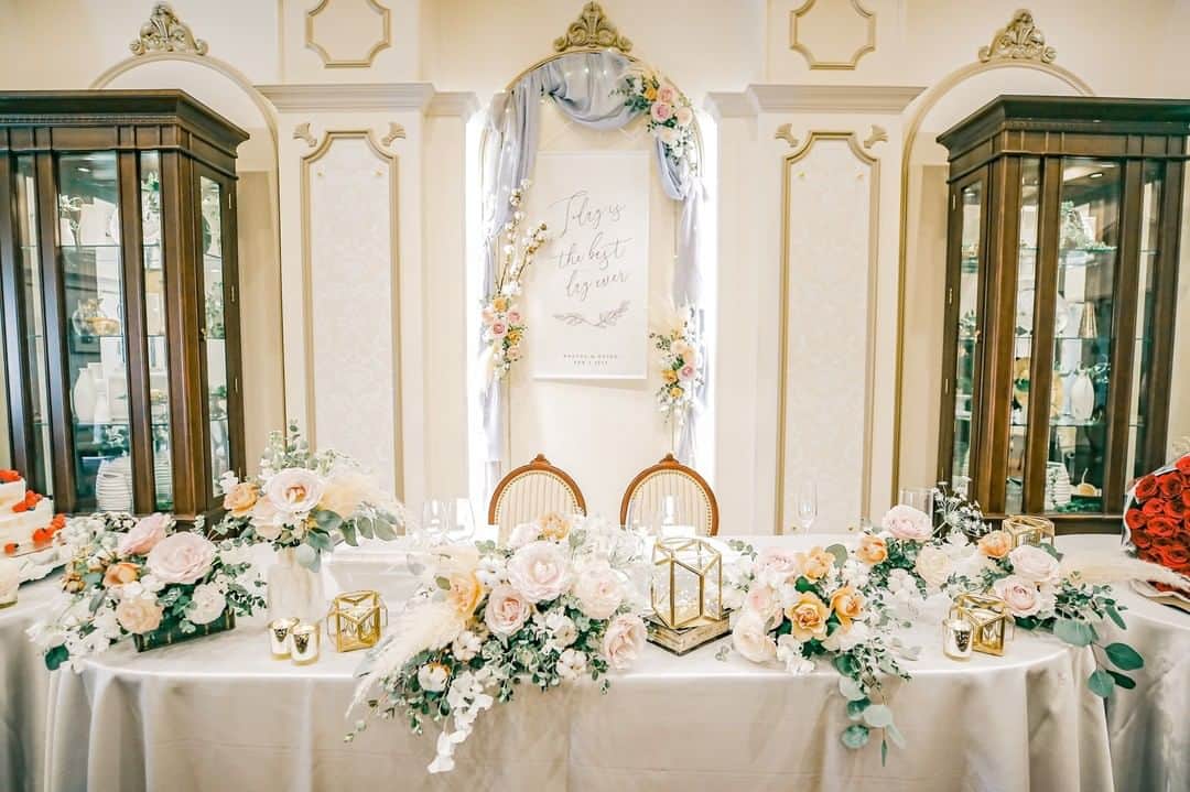 のインスタグラム：「* 『沢山の想い出が残るメインテーブルの装飾を華やかに✨』 * ご結婚式では、色々な場所の装飾にこだわりたいものですが特に、『メインテーブル』は、華やかなコーディネートと素敵な想い出をたくさん残したいですよね💐 * そこで今回は先輩花嫁様が、『メインテーブル装飾』でこだわったポイントをいくつかご紹介いたします✨ * 💍装花のサイズ感 どの角度からおふたりを見ても装花が写り込むようなサイズ感にすると、華やかなお写真として残せます💎 * 💍テーブル装花以外にも装飾を メインテーブルの後ろにも装花や布、タペストリーで装飾を施すとテーマ性が感じられるおふたりらしい雰囲気を出すことが出来ます✨ * 💍高低差を付ける 大きなテーブル装花を中央に置くパターンもありますが、小さな装花をランダムに置くデザインも💕 更に、花器や小物で高さを変えることで、立体感が生まれコーディネートが洗練された雰囲気になります✨ * 先輩花嫁様のおしゃれな装飾を参考に、アルバムを見返すのが楽しみになるような華やかなコーディネートを作ってみてくださいね💎 * * * * ＼結婚式のお写真を募集中／ * アニスタグラムに参加してプレゼントを貰おう🎁！ * 参加には下記の①〜③ を付けてお写真を投稿してください💕 詳細はハイライトの『アニスタグラム』でもチェックできます✨ * ① #アニスタグラム ② @anniversaire_official ③今月のテーマハッシュタグ #anista_ring #anista_bigday #anista_hairmake * * 皆様のお写真を楽しみにしております˚✧˳✧༚ * * * * #アニ嫁 #アニヴェルセル #オリジナルウェディング #結婚式装花 #結婚式 #結婚式準備 #結婚記念日 #結婚式場 #プレ花嫁 #挙式 #花嫁準備 #weddingfilm #式場探し #結婚式レポ #ウェディング準備 #結婚式場探し #ウェディングフォト #披露宴 #ウェディングレポ #メインテーブル #高砂装花 #高砂装飾  #テーブル装花 #2020夏婚 #2020花嫁 #anista_flower」