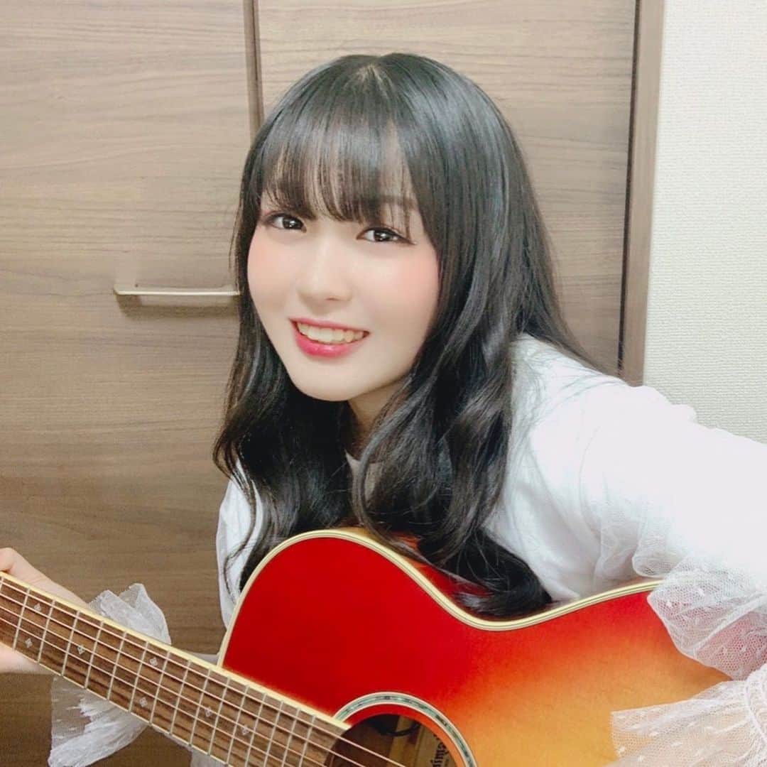 ミユフィーヌ（REVERBEE）のインスタグラム：「🔥MY GUITAR🔥I'm practicing guitar!!Estoy practicando la guitarra👏🏻 #myguitar #guitar #takamine #acousticguitar #弾き語り #巻き髪 #jouetie . リクエストも待ってます✊🏻💖💖」