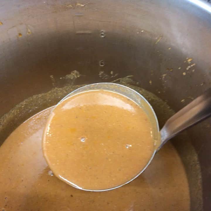 無化調ラーメン「ゆきふじ」のインスタグラム：「『日に日に美味しくなってます』  早々に無くなりそうなので昨日大量にビスクを仕込みました。 通常はヒュメドポワゾン（魚の出汁）で海老などを煮込みますが、仕上がりの薄まりを懸念して鶏白湯で煮込みます。  仕上がりはこちらのビスクソース💁‍♂️ きめ細かい濃厚なソースに仕上がりました。 前回仕込んだソースより、海老の香りや味わいが楽しめます。  来週火曜日くらいまでは販売できると思いますが、日々の売り切れはご容赦ください。  #海老のビスク #ビスク #海老 #鶏白湯 #鶏白湯ラーメン #濃厚 #次は鼻血ビスクかな？」