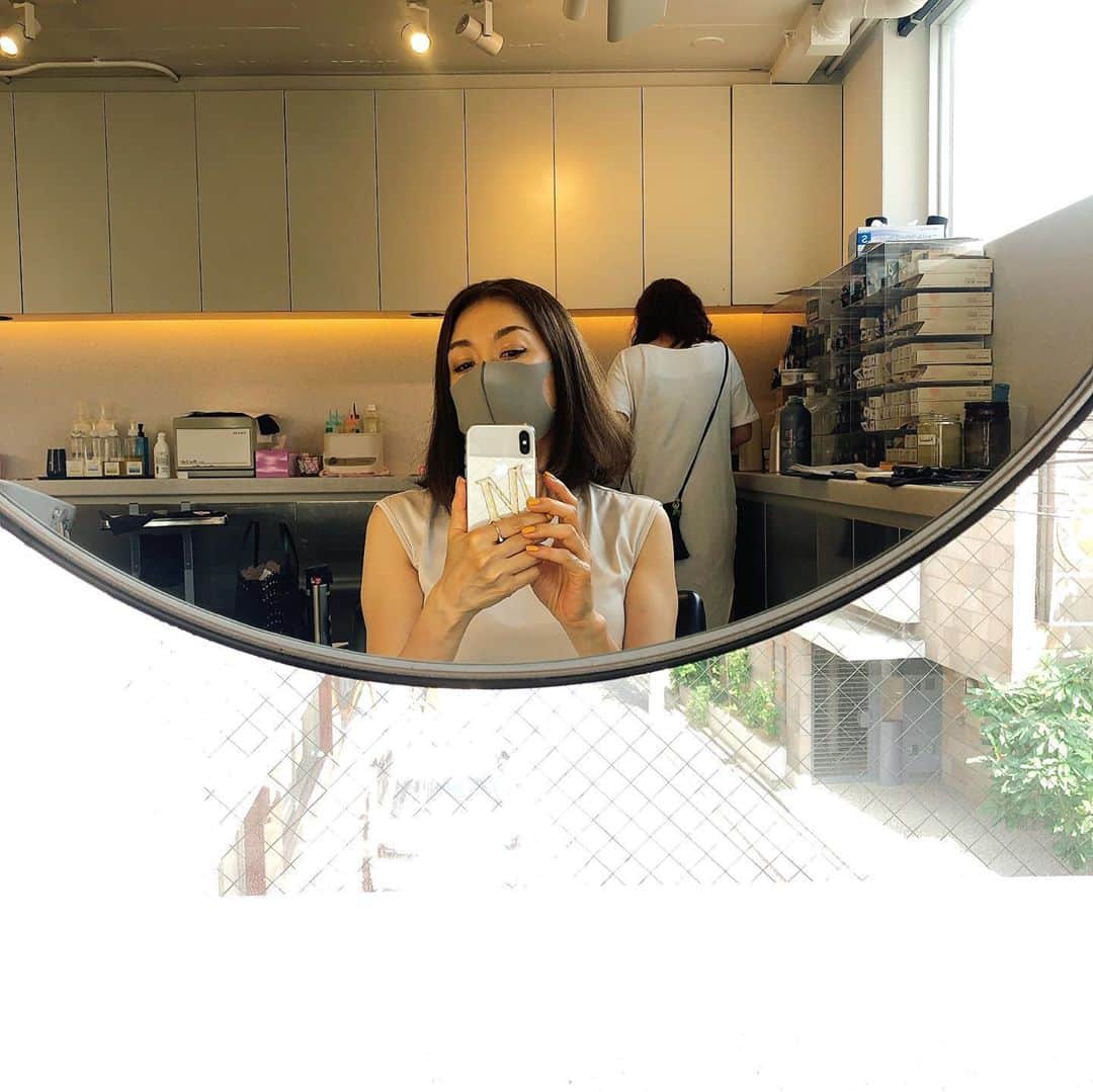 野宮真貴さんのインスタグラム写真 - (野宮真貴Instagram)「東京は夜の七時♪﻿ ﻿ ようやくヘアカットに行けた。﻿ さっぱり！﻿ 髪を切ると心も軽くなるね。﻿ ﻿ #東京は夜の七時 #野宮真貴 #missmakinomiya﻿」6月5日 19時07分 - missmakinomiya