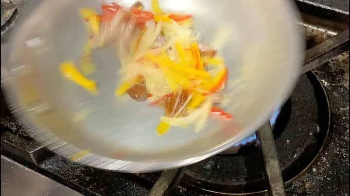 のインスタグラム：「明日からこっちこっち〜ランチも始まります！ とりあえずランチメニューは唐揚げ定食とナポリタンです！ ハッキリ言ってめちゃくちゃ美味いです！ 動画見たらヨダレ止まらないと思います！ ランチは11時半〜14時までやってます！ お待ちしております！ @kotchi_kotchi」