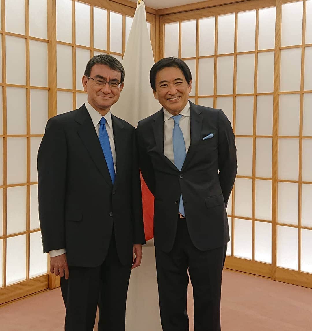 藤岡幸夫のインスタグラム：「ファンサイトのブログ更新しました😊  ６月６日(土曜)のエンターザミュージック(BSテレ東 毎週土曜 朝８時半～)は交響詩特集❗東京シティフィルとのシベリウス「大洋の女神」関西フィルとのサンサーンス「死の舞踏」レスピーギ「アッピア街道の松」を相棒の角谷暁子アナと楽しくゴージャスにお届け‼️」