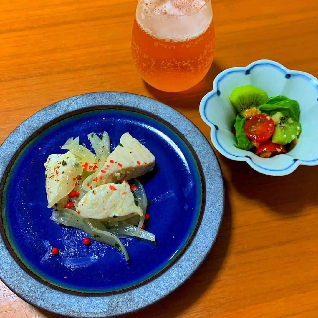 平川彩佳さんのインスタグラム写真 - (平川彩佳Instagram)「. お皿に料理が負けちゃった感じ。。。 . 因みに、 青いお皿に乗っているのは * #メカジキと新玉ねぎ のマリネ * つづいては #キウイとバジル のサラダ です。 . 写真撮るの なかなか難しい。 . レシピ気になったら 聞いてください〜」6月5日 19時16分 - hirakawa_ayaka
