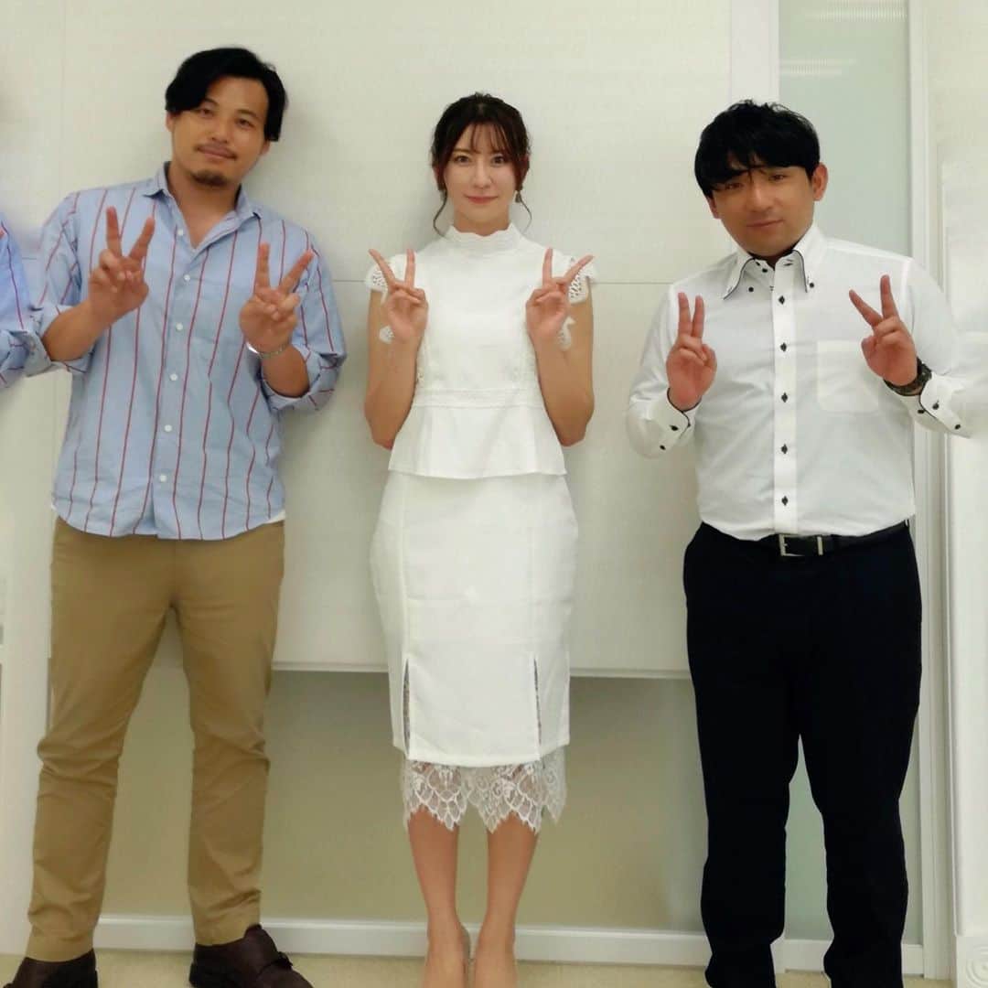のインスタグラム：「アルコ&ピースの 平子さんと酒井さん🥳 、 そして コメンテーターの 土井さんと中嶋さん🥳 いつもお世話になっている フィールズさんの受付前とスタジオで 写真を撮らせて戴きました🥳 、 ということで 本日は、番組収録でした🥳 みなさまありがとうございました😊！ 、 この番組は、おそらく皆様が視聴することはできないので、詳しくは宣伝しませんが 、 パチンコ・パチスロ業界の最新情報をおとどけする番組です！ MCとして参加させていただいています。 ラジオなどもやらせて頂いていますが アナウンサーさんの立ち位置と言うことで 毎日ひたすらニュース原稿を読んでいます！ 、 勉強してもしてもしたりない！ 経験も足りない！ それでも、支えてくださるスタッフの皆様には感謝でいっぱいです😭💘 、 これからももっともっと頑張ります！」