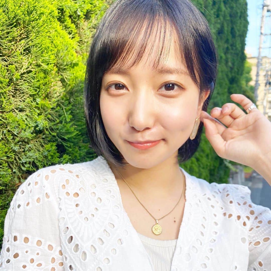 日野達也のインスタグラム：「『そっくりものまね紅白歌合戦』で吉岡里帆さんそっくりで話題になったひとみちゃんカラー地毛風ストレート✨ @h1t0mi_0210 . 元々広がりやすく、癖が強いので乾かすだけでまとまり、艶のある地毛風カラーに😌 . 最近はテレビで活躍している方のメンテナンスも担当できてすごく光栄です☺️ . 極力芸能関係の方は僕が休みの日に担当し、営業日のお客様のご予約は確保してお客様との差がないようにしております😌 . どんな方も、特別に扱わせて頂いております✨ .  皆様に妥協せず時間を割くために1日のご予約をmax6名に制限し、一人一人に"時間"を大切にゆとりある施術をしております。 . 極力通いやすく、感動をして頂くために尽力させて頂きます😌 . 【GO TODAY SHAiRE SALON 原宿本店】 東京都渋谷区神宮前1-14-34 FPG links HARAJUKU 7F  原宿駅目の前の個室サロンでフリーランスとして働いてます✂︎ 営業時間はなく、お客様の都合に合わせれる形で寄り添います👍  #日野ボブ #ボブ #地毛風ストレート #ウェーブパーマ #ショート #ショートボブ #切りっぱなしボブ #バッサリボブ #外ハネボブ #インナーカラー #ボブアレンジ #hair #make #外ハネ #ミディアム  #バッサリボブ #ウェーブボブ #パーマ #グレージュ#アッシュ #カラー  #bob」