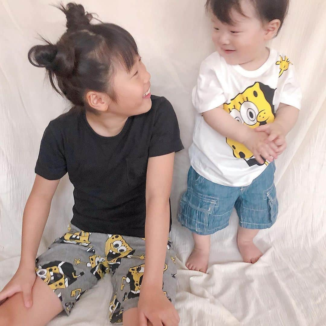 Kikuno Sayumiさんのインスタグラム写真 - (Kikuno SayumiInstagram)「〻link code〻 ・ ・ ・ #姉弟リンクコーデ 𓇠 ・ @hm @hm_kids とスポンジ・ボブがコラボしたアイテムでリンクコーデ💛💛 ・ キャラ物だけどオシャレ感あって可愛い！ ・ めっちゃプチプラだし素材も柔らかくて着せやすい✨ ・ 娘はメンズライクが好みらしくハーフパンツを選んでたよ😎 ・ #年の差姉弟 でも着られる豊富なサイズ展開も魅力だなぁ◎  あらたんは90、娘は130を着てるよ💡 ・ キッズ展開店舗とhm.comで発売中だからチェックしてみてね👌 ・ ・ ・ #ファッション#コーデ#ママ#ママコーデ#プチプラコーデ#大人カジュアル#大人可愛い#春コーデ#ママリファッション#スポンジボブ #SpongeBob #HMキッズ #HMxスポンジボブ #ad#シンプルコーデ#ゆるコーデ #ママリ#locari#あおちゃんコーデ#あらたんコーデ#リンクコーデ#HMKids #HMxSpongeBob #HMxme#10ヶ月ベビー #10ヶ月男の子#小学2年生 #小学2年生女子」6月5日 19時35分 - sayumikikuno