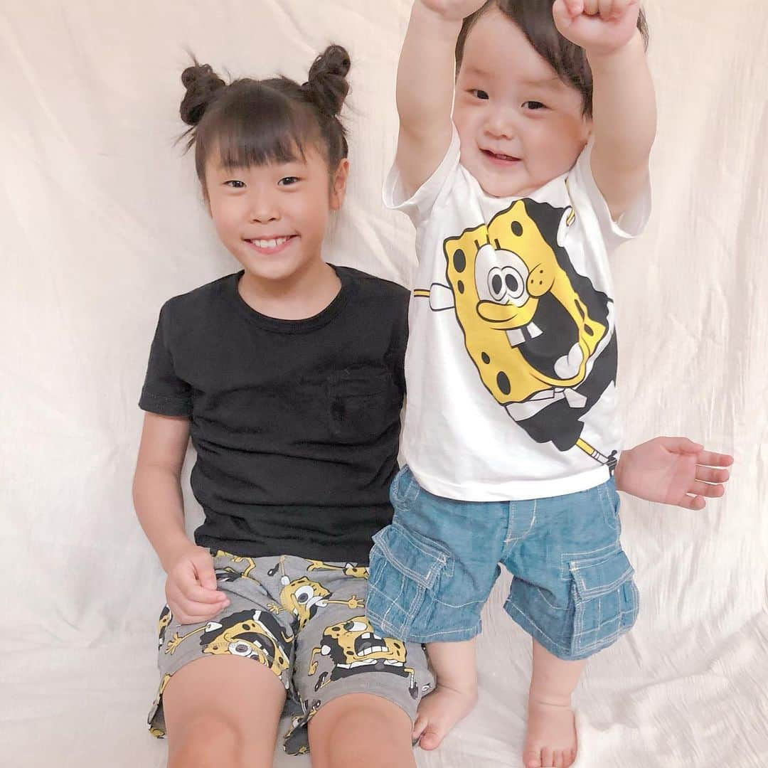 Kikuno Sayumiさんのインスタグラム写真 - (Kikuno SayumiInstagram)「〻link code〻 ・ ・ ・ #姉弟リンクコーデ 𓇠 ・ @hm @hm_kids とスポンジ・ボブがコラボしたアイテムでリンクコーデ💛💛 ・ キャラ物だけどオシャレ感あって可愛い！ ・ めっちゃプチプラだし素材も柔らかくて着せやすい✨ ・ 娘はメンズライクが好みらしくハーフパンツを選んでたよ😎 ・ #年の差姉弟 でも着られる豊富なサイズ展開も魅力だなぁ◎  あらたんは90、娘は130を着てるよ💡 ・ キッズ展開店舗とhm.comで発売中だからチェックしてみてね👌 ・ ・ ・ #ファッション#コーデ#ママ#ママコーデ#プチプラコーデ#大人カジュアル#大人可愛い#春コーデ#ママリファッション#スポンジボブ #SpongeBob #HMキッズ #HMxスポンジボブ #ad#シンプルコーデ#ゆるコーデ #ママリ#locari#あおちゃんコーデ#あらたんコーデ#リンクコーデ#HMKids #HMxSpongeBob #HMxme#10ヶ月ベビー #10ヶ月男の子#小学2年生 #小学2年生女子」6月5日 19時35分 - sayumikikuno