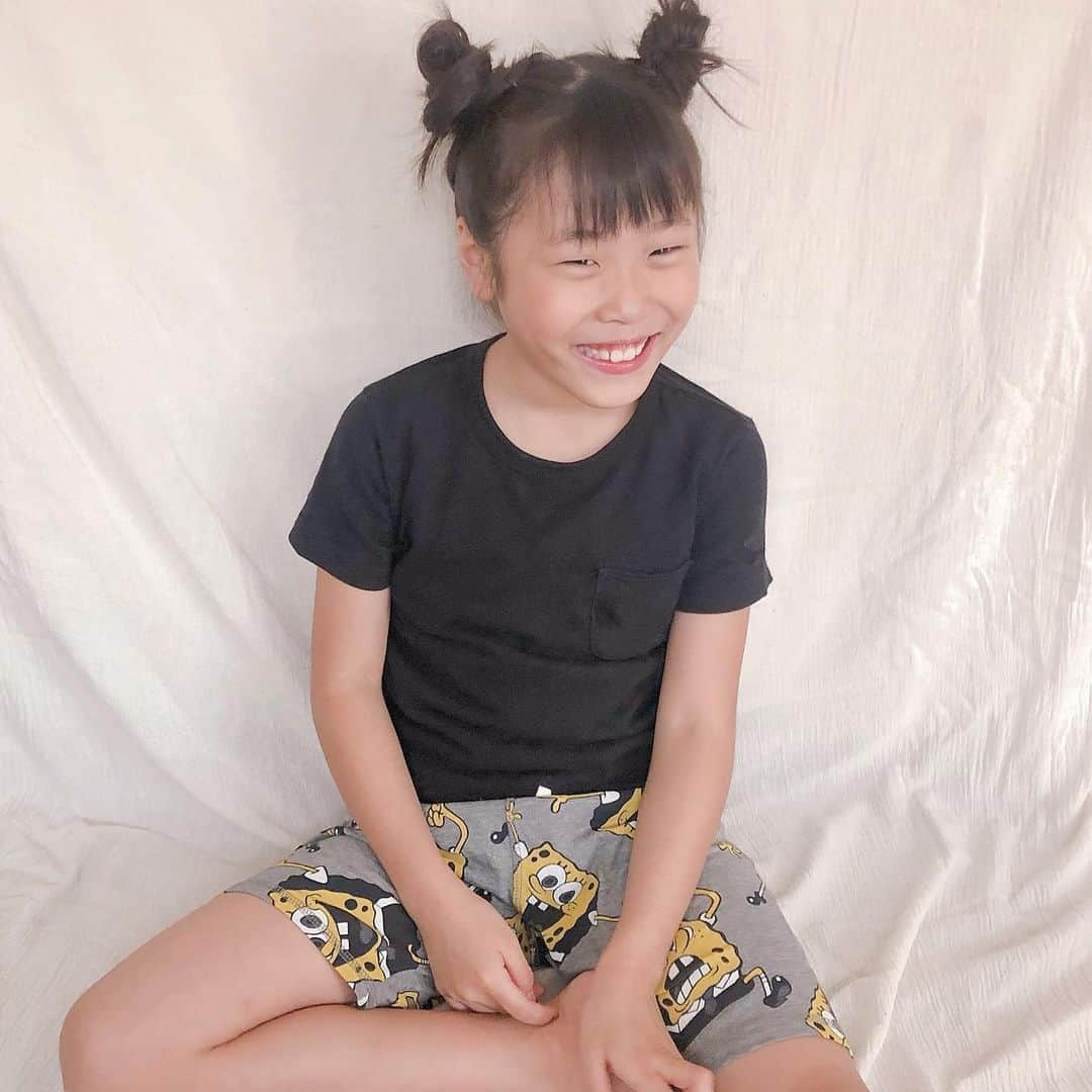 Kikuno Sayumiさんのインスタグラム写真 - (Kikuno SayumiInstagram)「〻link code〻 ・ ・ ・ #姉弟リンクコーデ 𓇠 ・ @hm @hm_kids とスポンジ・ボブがコラボしたアイテムでリンクコーデ💛💛 ・ キャラ物だけどオシャレ感あって可愛い！ ・ めっちゃプチプラだし素材も柔らかくて着せやすい✨ ・ 娘はメンズライクが好みらしくハーフパンツを選んでたよ😎 ・ #年の差姉弟 でも着られる豊富なサイズ展開も魅力だなぁ◎  あらたんは90、娘は130を着てるよ💡 ・ キッズ展開店舗とhm.comで発売中だからチェックしてみてね👌 ・ ・ ・ #ファッション#コーデ#ママ#ママコーデ#プチプラコーデ#大人カジュアル#大人可愛い#春コーデ#ママリファッション#スポンジボブ #SpongeBob #HMキッズ #HMxスポンジボブ #ad#シンプルコーデ#ゆるコーデ #ママリ#locari#あおちゃんコーデ#あらたんコーデ#リンクコーデ#HMKids #HMxSpongeBob #HMxme#10ヶ月ベビー #10ヶ月男の子#小学2年生 #小学2年生女子」6月5日 19時35分 - sayumikikuno