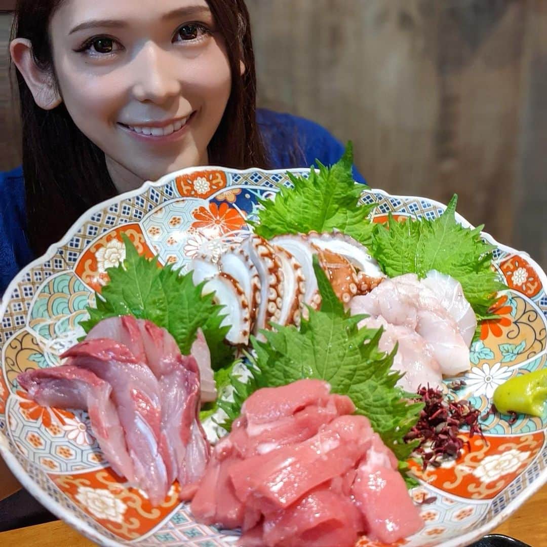 のインスタグラム：「お刺身の盛り合わせ🐟💓﻿ 白金高輪『どんどん本館』﻿ ﻿ 黒板にオススメメニュー書いてあるんだけど﻿ この日は店長がイチオシしてくれたマグロが美味しすぎた😍﻿ 脂のってて赤身部分までも一緒に溶ろけていった🥺💓💓﻿ ﻿ モツ味噌煮込みもしっかり味染みてる(*´꒳`*)🍺﻿ ﻿ 3階の多目的スペースに案内してもらったから﻿ むしろ家みたいな感覚で貸し切り状態になってた🥺﻿ ﻿ ここのお店いつも人多くて緊急事態宣言解除の日だったけど﻿ 2階はもう満席で入れないレベル😳💓﻿ 常連さんの集まるお店(*^^*)﻿ ﻿ #白金高輪グルメ #めぐログ_白金高輪﻿ #居酒屋 #海鮮 #お刺身の盛り合わせ #スズキ﻿ #お刺身 #刺身 #さしみ #マグロ #まぐろ﻿ #鮪 #タコ #たこ#コスパ高 #東京グルメ #平政」