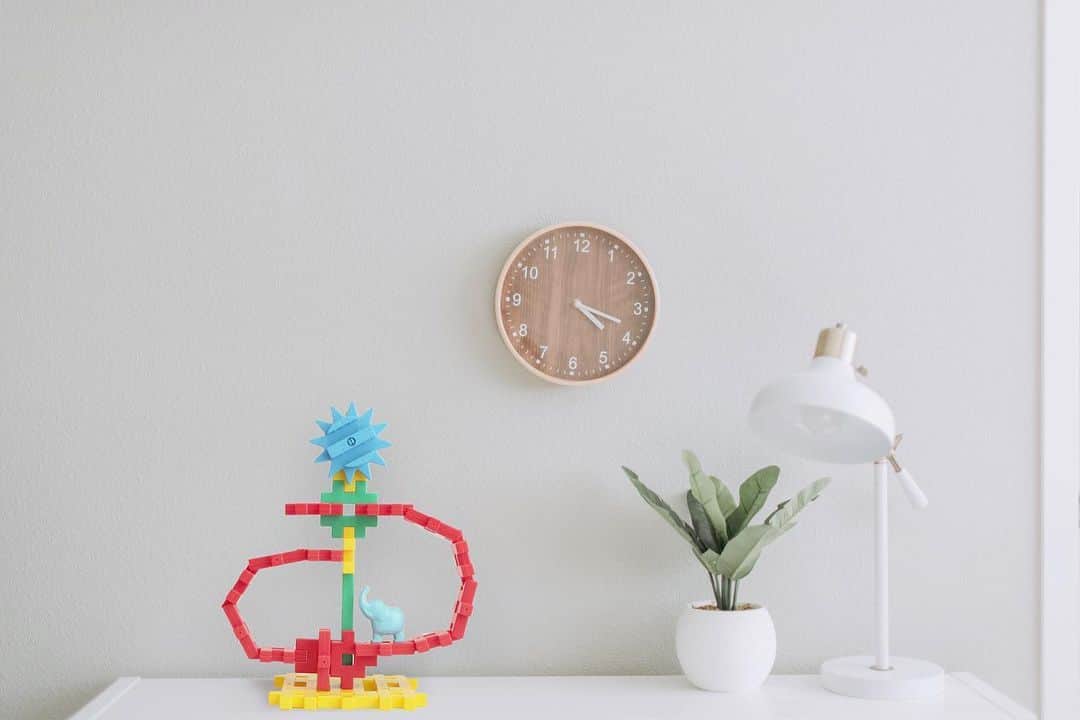 学研のニューブロック mini labo【公式】のインスタグラム：「こんにちは❗️いちばんくんだよ😉💫. . おうち時間🏡みんなはどう過ごしているかな❓. . ニューブロックで作品を作ったら、. . お部屋の棚やテーブルに飾ってみよう🛋. . 作品がとっても素敵なインテリアに変身⭐️. . お部屋に合わせた色合いや形で作ってみるのもいいかもね♩. . いつものお部屋がちょっと楽しくなるよ😄. . ぜひやってみてね❣️. . . . #ニューブロック #ニューブロックminilabo #学研 #ブロック #ブロック遊び #いちばんくん #おもちゃ遊び #自分で考える力 #ひらめき #想像力 #生きる力 #子供の笑顔 #おうち時間 #インテリア #オブジェ #stayhome」