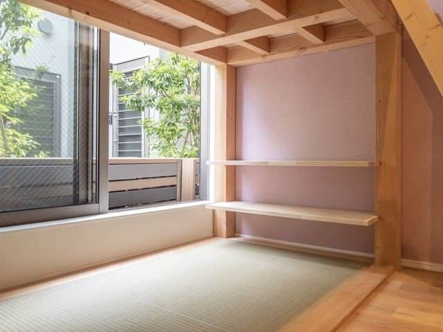 グッドルームさんのインスタグラム写真 - (グッドルームInstagram)「▼思い出した、あの季節を。  窓を少し開けて、風を感じながら 畳でごろんと寝転がる幸せ。  さらさらの無垢床の肌触りを 素足で堪能できる幸せ。  どこかちょっぴり懐かしい ふとした幸せを感じられそうです。 -------------------⁠ ⁠ 東京 #祖師ヶ谷大蔵 ワンルーム 15.68㎡  間取りはワンルームタイプ。 一人暮らしにはちょうど良いサイズ感ですね。  駅からお部屋までは徒歩5分ほど。 のんびりとした雰囲気の街に似合う ゆったりとした雰囲気のお部屋です。  ロフトの下側には棚がついており 作業スペースとしても使えそう。  畳と木と窓に囲まれて なんだか秘密基地みたいですね。 集中できて作業もはかどりそう。  窓が大きいので 一面採光でも明るく開放的な印象。  窓際にはグリーンを置けば 目にも鮮やかで癒やされそうです。 ・⁠ こちらの物件は実際に住めるお部屋です。詳細はストーリー、ハイライトにて！⁠ ・⁠ こだわりのお部屋探しは、@goodroom_jp から URLをチェック！⁣⁣⁣⁣⁣⁣⁣⁣⁣⠀⁣⠀⁠ ・⠀⁠ ※最新のお家賃につきましては、リンク先物件ページからご確認ください。⁠ ⁠・⁠ #goodroom #interiordesign #decoration #myhome #homedesign #interiordecor #urbanlife #apartment #tokyo⁠ #東京 #生活 #シンプルな暮らし #シンプルライフ #日々の暮らし #引っ越し #暮らしを整える #一人暮らし #物件探し #お部屋探し #お洒落な暮らし #理想の空間 #空間デザイン #間取り図 #賃貸⁠ #ナチュラル #ロフト #畳 #無垢床 #ホワイト」6月5日 19時30分 - goodroom_jp