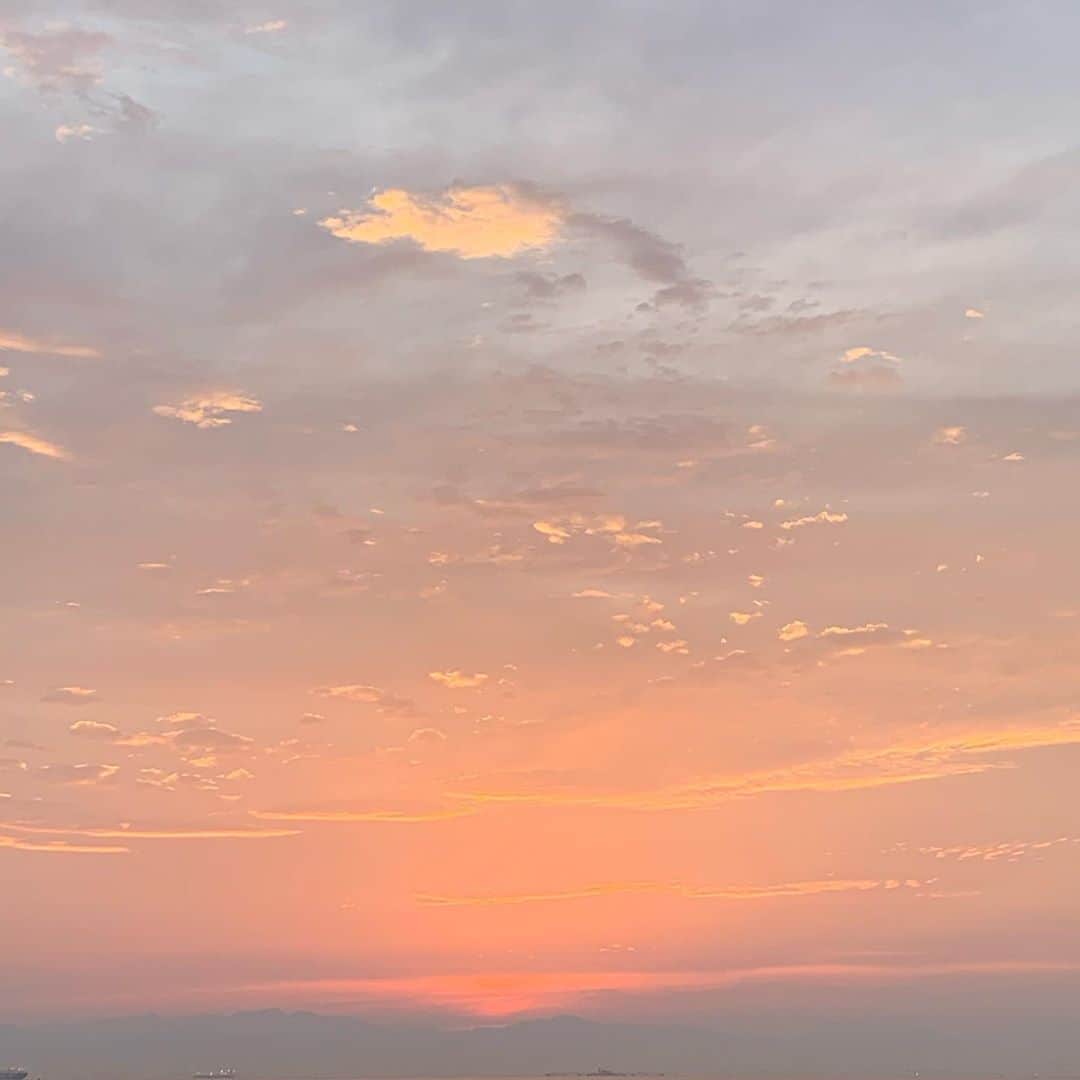 美城れんのインスタグラム：「今日は… 綺麗な色の夕焼け空を…😌 (この写真は日本です)✨✨✨✨ 今日も、全てに心からの感謝を…😌🙏✨ ありがとう😌💕mahalo🌈」