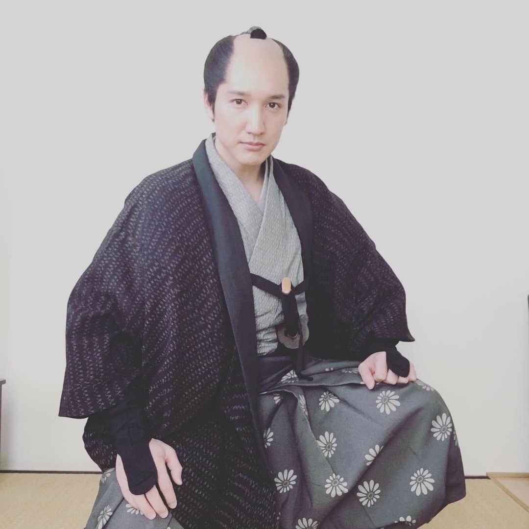 田野倉雄太のインスタグラム：「明日６月６日(土)午後10:00からWOWOWでドラマ「大江戸グレートジャーニー〜ザ・お伊勢参り〜」が始まります。  映画「超高速参勤交代」制作チーム×主演・丸山隆平さんという組み合わせで送る、全てを笑い飛ばしてくれる超エンターテイメント時代劇です！  個人的には初めてまげのカツラをつけた自分に終始戸惑っていましたが… どうですか？ 似合ってますか？  どうか似合うと言ってください笑  僕は6話の出演ですが、是非明日の第1話から見てくださいませ🙇‍♂️ My first samurai film is coming up from tomorrow on WOWOW. It’s so awkward when I see my samurai hair lol  #大江戸グレートジャーニー #丸山隆平 さん #wowowドラマw #時代劇 #初まげ #ジェイアイプロモーション  #田野倉雄太」
