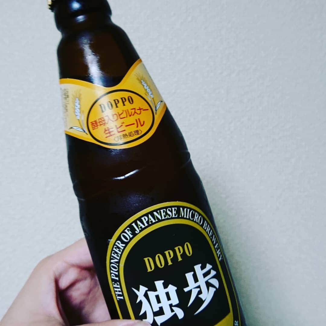 田中永真のインスタグラム：「今日21時半～ ウエストランド井口さんのビール部リモート生配信に出ます。 井口さんのYouTubeチャンネルにて。 ビール好きがワイワイ飲んでる配信です。 皆さんもお好きなお酒を片手に是非。 https://www.youtube.com/channel/UC4sYz6pv_JLlQ4pctVbRhfg  #井口ビール部 #井口さんから頂いた岡山のビール #独歩 #落研の時独歩って高座名の友達いたなあ #はちゃめちゃに落語上手かった #一回も勝てなかった #今何してんだろう #僕は元気です」