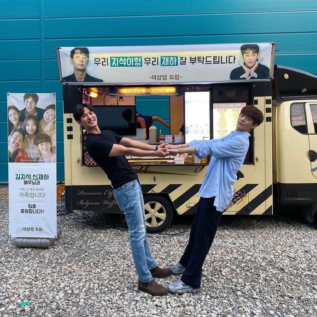 キム・ジソクのインスタグラム：「. 아니 이게 누구야? 대세 배우 이상엽님이 커피차도 보내주시고 아주 그냥 우리는 감동의 도가니여🤩시청률도조금만 나눠줄수있겠..ㄴ 쿨럭 #깜짝커피차 #감동주고모른척하기?#굿캐스팅#한번다녀왔습니다#날아라이상엽#」