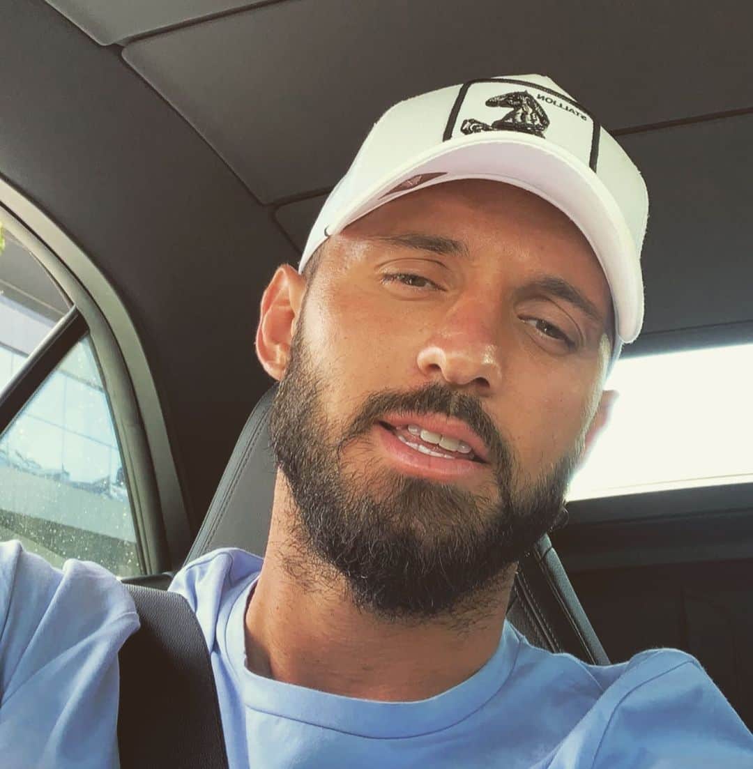 エムレ・チョラクのインスタグラム：「😶」