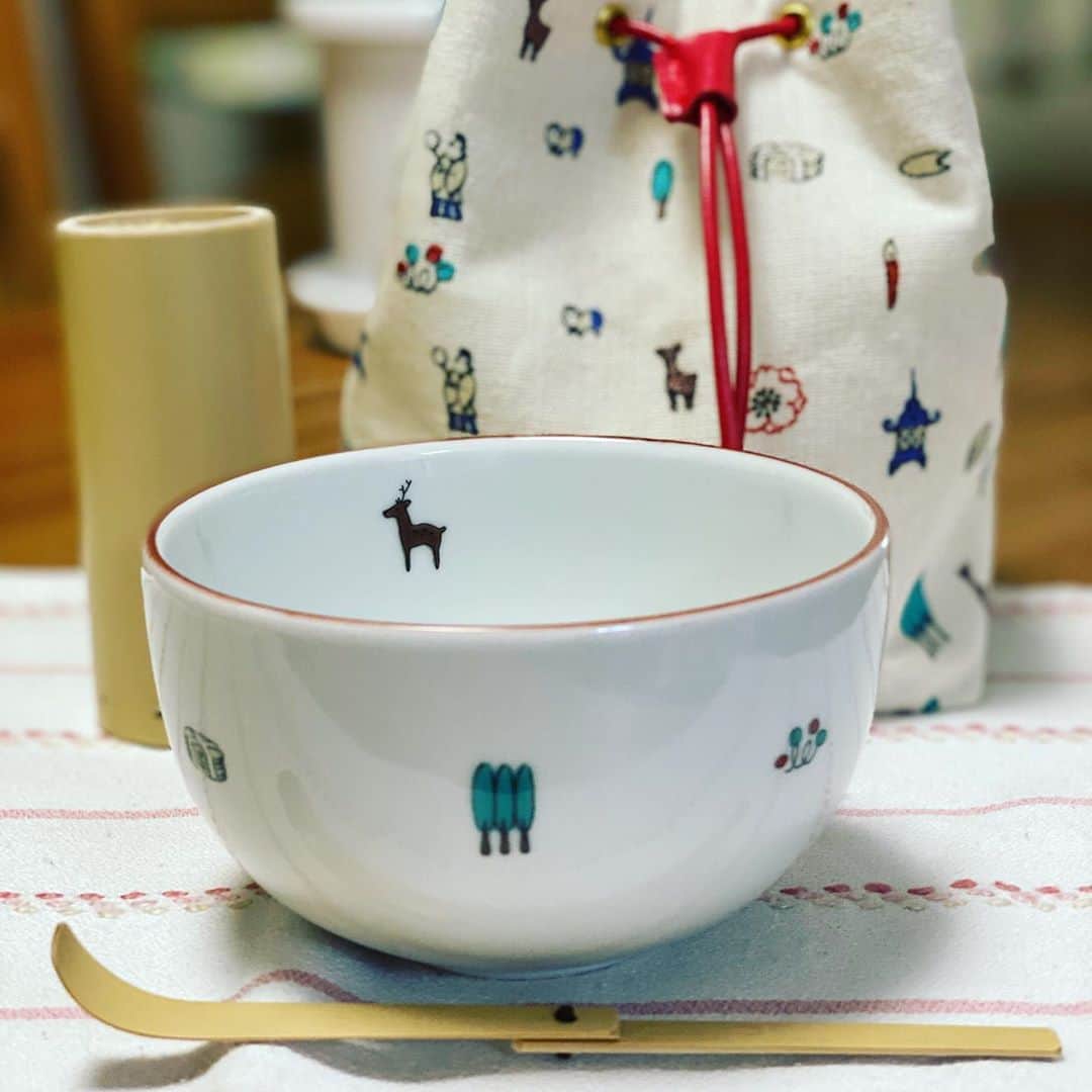日髙のり子のインスタグラム：「＊＊＊﻿ ミライ☆モンスターのスタッフさんから、お誕生日のプレゼントを頂きました🎁﻿ 嬉しいっ！🥰 ﻿ とっても素敵なお茶碗と茶筅、茶杓の茶器セットです。﻿ 茶筅はお茶碗の後ろにある竹の中に入っています。﻿ お茶碗と巾着袋は絵柄がお揃いでとても可愛い💕💕﻿ ﻿九谷焼だそうですよ✨✨ ﻿ 作法も知らない素人ですが、このお道具で楽しいお抹茶生活を送りたいと思います❣️﻿ ﻿ #バースデープレゼント #茶器　#九谷焼 #お抹茶 #お茶 #素敵 #可愛い #嬉しい  #ミライモンスター」