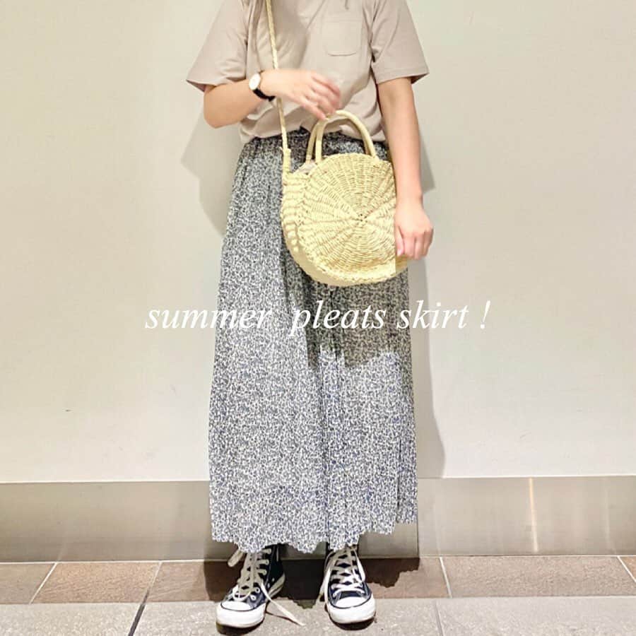 のインスタグラム：「#夏のプリーツスカート 清涼感のある軽やかな楊柳シフォン素材で仕立てたスカート。  細やかなプリーツが上品な印象を演出。動きのある柔らかなシルエットが女性らしいデザインです。  ウエストはゴム仕様で、穿き心地もノンストレス◎  シンプルな無地や様々な柄プリントなど、豊富なバリエーション(なんと8カラー！）にも注目です♪  #americanholic #アメリカンホリック#stripeclub#ストライプクラブ」