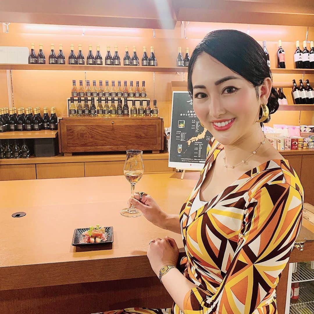 筒井菜月のインスタグラム：「＊ 【熟成古酒に酔いしれて...💕】 ＊皆さんは『熟成古酒』を飲まれた事はありますか？ ＊ ＊ 熟成古酒は日本酒を熟成させたいわゆる“ヴィンテージ日本酒”です。長いものだと37年前のものもありますよ✨（東京ディズニーランドが出来た年です！） 全国各地の蔵で熟成された日本酒は、地域湿度や温度うっとりするような琥珀色やカラメル色、白ワインのような透き通った色に熟成され、従来の日本酒とは全くの別物になっています。  まずは香りが違います。フランスの香水のような複雑な香りがトップ・ミドル・ノートと追いかけてきます。一口頂けば、魅惑の熟成古酒の世界に、もう うっとりとするしかありません🥰 言葉でうまく表現出来ないのですが、華やかな味わいに包まれて、心からの幸せで満たされますよ❤️ こんな素晴らしい熟成古酒がなぜ市場に出回らないのかと言うと、その希少性にあります。全国全ての熟成古酒を集めても、50メートルプールの半分にしか満たない量しか無いのです。熟成ですから、これから新たに作るとなると、また時を待つしかありません。  株式会社匠創生では、この全国の熟成古酒を38銘柄集め【古昔の美酒】〜いにしえのびしゅ〜　というブランドを作りました。日本酒の作り手さん達の熱い心が詰まった【古昔の美酒】は、新しい日本の文化として 海外からも大注目されています😊  本日から東京駅・大手町駅B8A出口直結の パソナグループ本社ビル地下1階にて、古昔の美酒が試飲・購入出来る『Tasting Bar & Shop　POPPING STAND』がオープンしました❤️ Barエリアでは、フレンドリーなソムリエの松本さんが作る絶品おつまみと古昔の美酒のペアリングの3点セットを1500円から楽しめますよ🥰  遠方の方もご購入できるよう オンラインショップもオープンしました！ これからの季節の御中元や大切な方へのギフトに、 感謝の気持ちを込めて、特別な贈り物🎁はいかが でしょうか？？？😊 何と、国内は送料無料！ 海外への配送も承っています💗  古昔の美酒は本当に美味しく、味わい深いので、 日本酒が好きな方はもちろん苦手な方でもとても飲みやすいと思います✨ ぜひ一度味わってみてくださいませ🥰 ＊ 【Bar情報はこちら】💁‍♀️ https://tabelog.com/tokyo/A1302/A130201/13223000/ ＊ 【Shop情報はこちら】💁‍♂️ https://www.pasonagroup.co.jp/news/index112.html?itemid=3510&dispmid=798  #古昔の美酒　#いにしえのびしゅ　#熟成古酒　#日本酒　#sake #ricewine #happy #bar #shop #visitjapan #日本　#japan #日本文化　#匠創生　#地方創生　#パソナグループ　#パソナ　#Pasona #ミスインターナショナル　#missinternational #missjapan #日本酒女子　#筒井菜月」