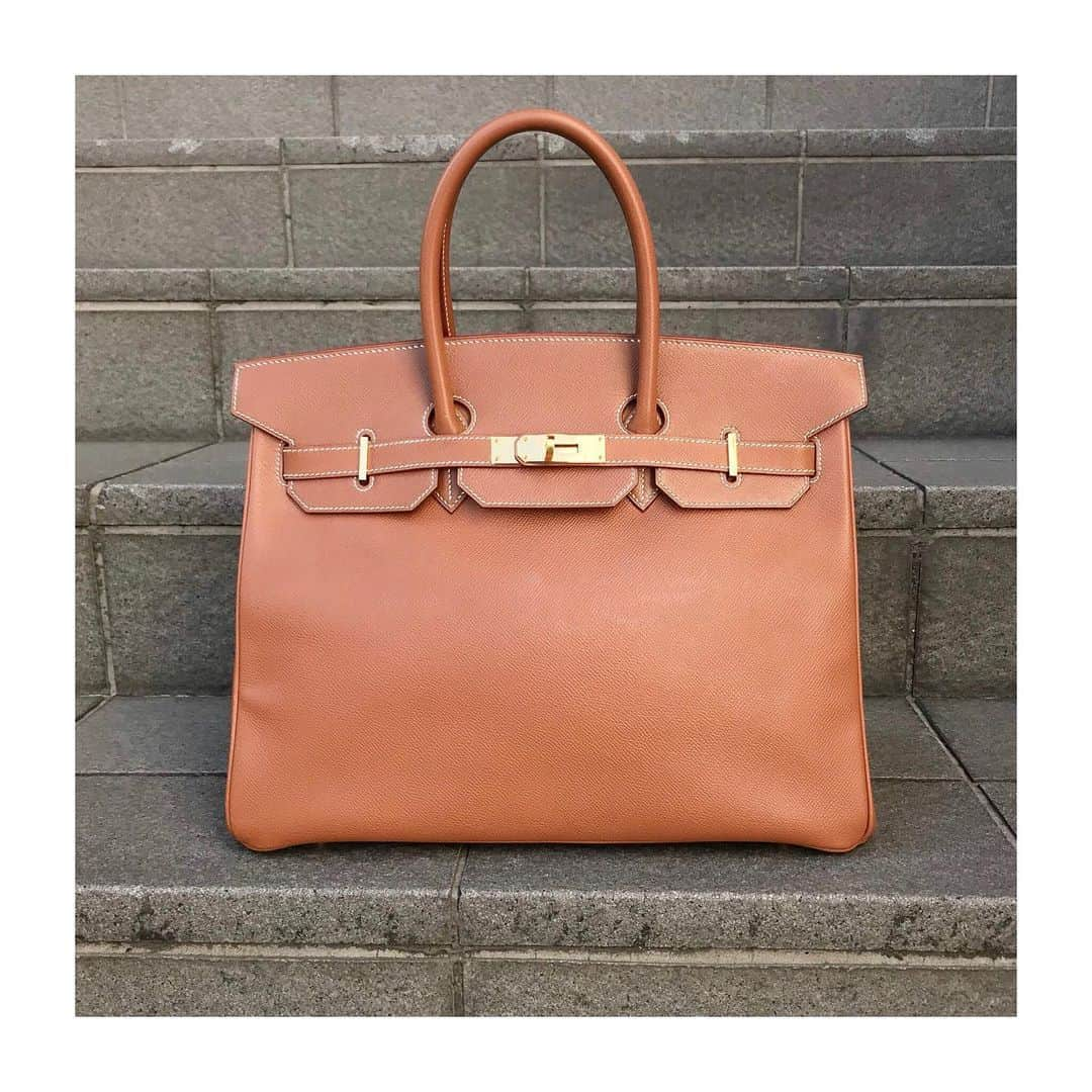 HIROBさんのインスタグラム写真 - (HIROBInstagram)「-HIROB札幌店- ﻿ ﻿ vintage hermes birkin35﻿ No. 20092890-710310﻿ colour：GOLD﻿ material：COURCHEVEL﻿ ¥1,100,000+tax﻿ ﻿ ﻿ ﻿ お問い合わせ﻿ tel: 011-209-5119﻿ ﻿ ﻿ #hirob﻿ #hirobsapporo﻿ #baycrews﻿ #sapporo﻿ #vintagebag﻿ #antiquebag﻿ #vintagehermes﻿ #hermesbirkin﻿ #birkin35﻿ #courchevel﻿ ﻿ #ヒロブ﻿ #ヒロブ札幌店﻿ #ベイクルーズ﻿ #札幌ステラプレイス﻿ #札幌jrタワー﻿ #ヴィンテージバッグ﻿ #アンティークバッグ﻿ #ヴィンテージエルメス﻿ #エルメスバーキン﻿ #バーキン35﻿ #クシュベル﻿ ﻿ #爱马仕﻿ #伯金」6月5日 19時50分 - hirob.jp