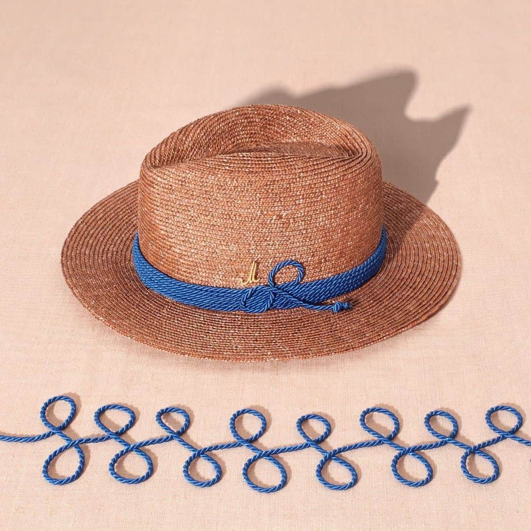 のインスタグラム：「Mühlbauer | SPRING SUMMER Tracht ▪️High up in the #mountains in the sweet summer time with our fine straw braid Austrian style GRAF WILL #muehlbauer goes #alps #tracht」