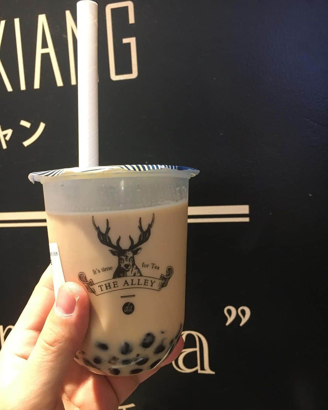 森澤祐介のインスタグラム：「今日は某百貨店バイヤーとバレンタイン催事の商談をしてきました。  帰りにタピオカミルクティーが飲みたくなって、買ったはいいけど1人で飲んでるのが急に恥ずかしくなり、一気飲みして店をあとにしました。 #drentychocolate #ドレンティチョコレート」