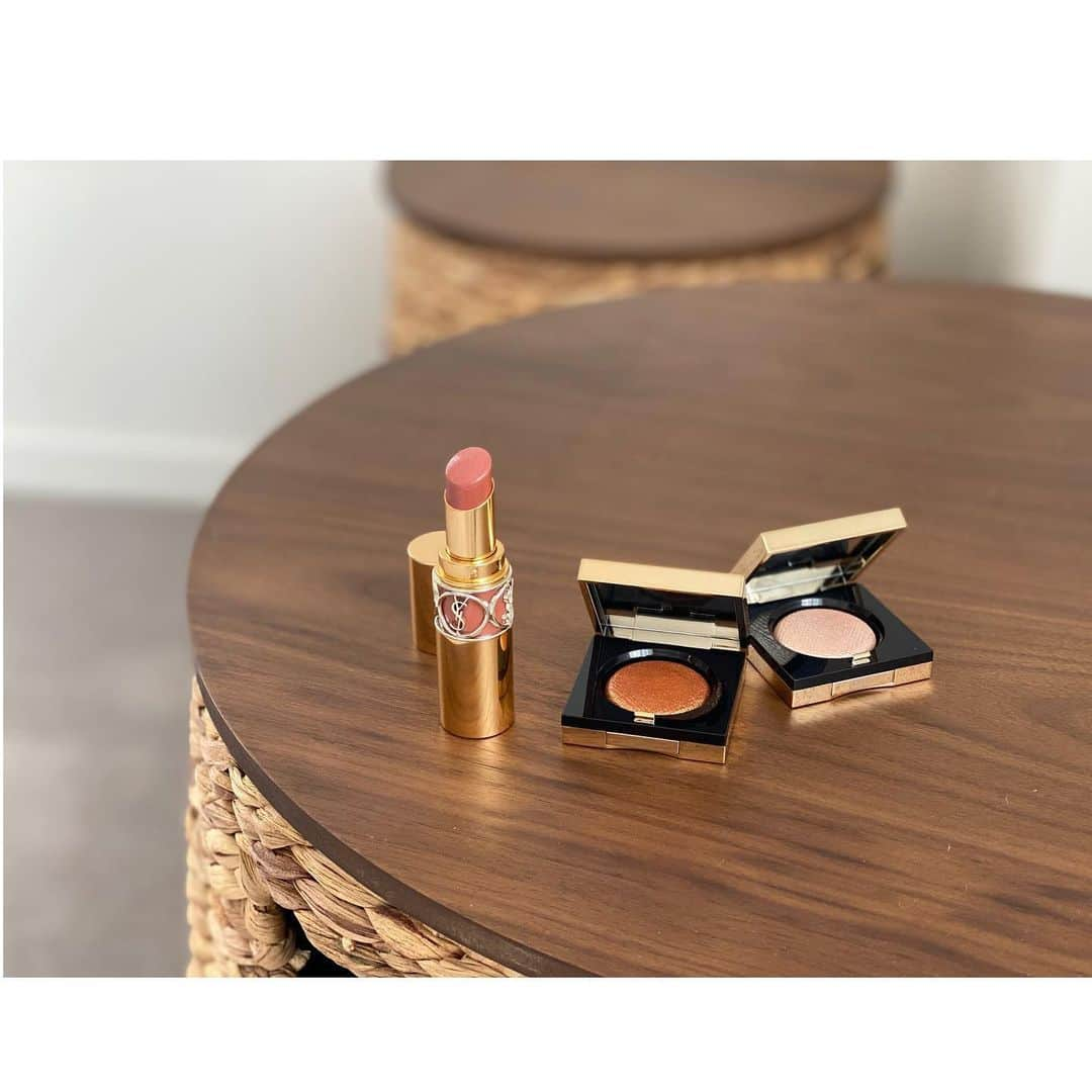 神崎恵さんのインスタグラム写真 - (神崎恵Instagram)「ひとつ前の使用コスメです☺︎ アイカラー　#bobbibrown リュクス　アイシャドウ　リッチ　スパークル01.02 02をまぶたに広げてから01を薄く重ねて。 水面の煌きのような、繊細な透明の輝きがまぶたの上でチラチラ✨キラキラ✨とするんです。 それがとっても綺麗😌見た目もかわいいのだけど、肌にのせたときの色や輝き具合のほうが数倍かわいい。 リップ　#yslbeauty ルージュ　ボリュプテシャイン149 ベージュというか、ブラウンというか、ピンクというか、それを全部混ぜてミルクを注いだような、なんともいえないかわいい色。 唇がふくっと立体感とボリュームが増すのもボリュプテの魅力。  ワンピース　@etretokyo  日傘　@bitekicom × @floranotis_jillstuart」6月5日 19時57分 - megumi_kanzaki