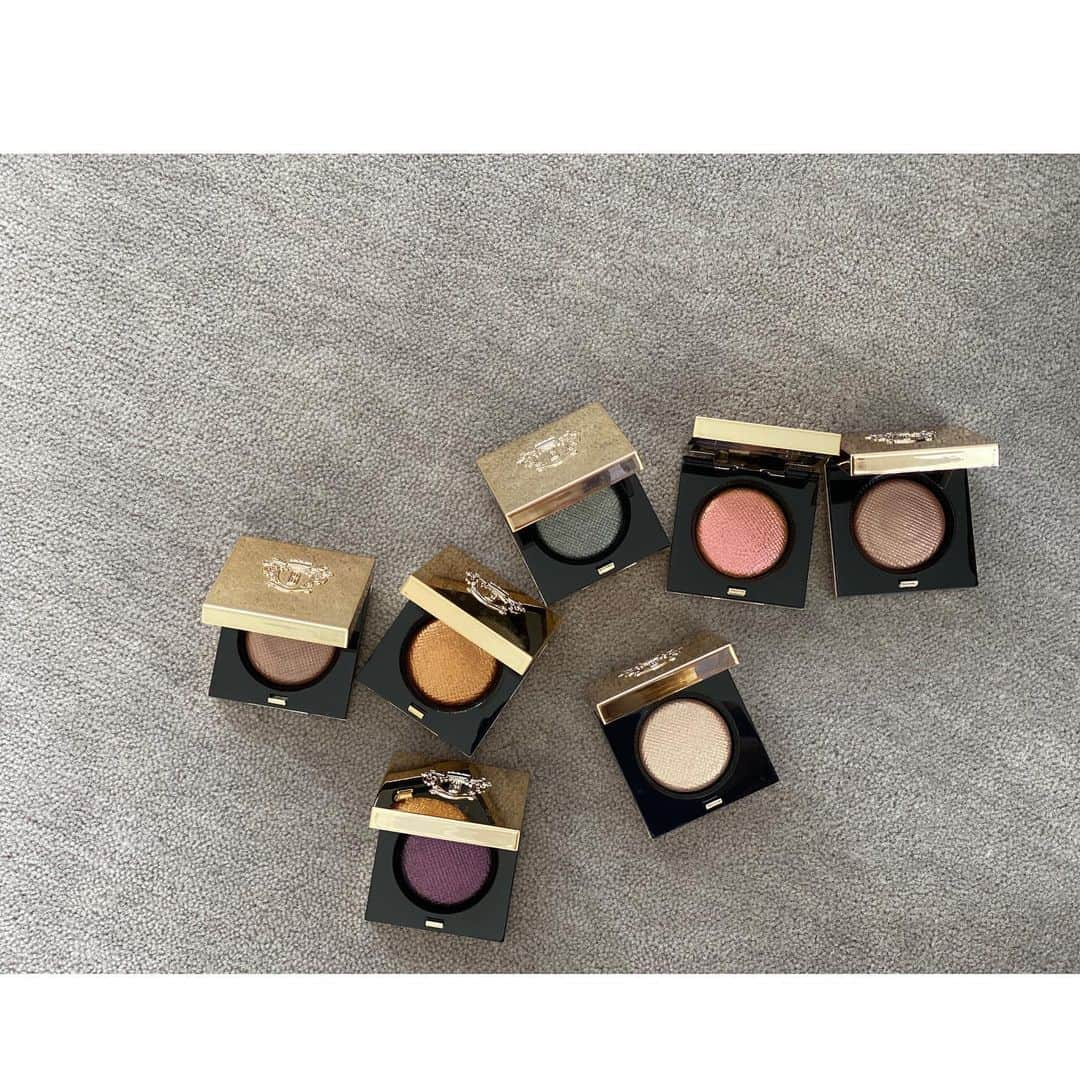 神崎恵さんのインスタグラム写真 - (神崎恵Instagram)「ひとつ前の使用コスメです☺︎ アイカラー　#bobbibrown リュクス　アイシャドウ　リッチ　スパークル01.02 02をまぶたに広げてから01を薄く重ねて。 水面の煌きのような、繊細な透明の輝きがまぶたの上でチラチラ✨キラキラ✨とするんです。 それがとっても綺麗😌見た目もかわいいのだけど、肌にのせたときの色や輝き具合のほうが数倍かわいい。 リップ　#yslbeauty ルージュ　ボリュプテシャイン149 ベージュというか、ブラウンというか、ピンクというか、それを全部混ぜてミルクを注いだような、なんともいえないかわいい色。 唇がふくっと立体感とボリュームが増すのもボリュプテの魅力。  ワンピース　@etretokyo  日傘　@bitekicom × @floranotis_jillstuart」6月5日 19時57分 - megumi_kanzaki