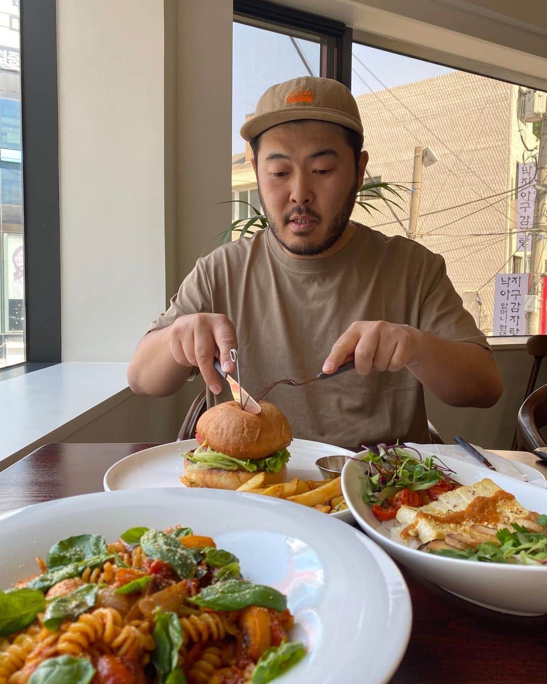 キム・ギバンのインスタグラム：「. 이래 봬도 비건푸드.. 야무지게 썰어보자!! . #채식주의자아님주의」