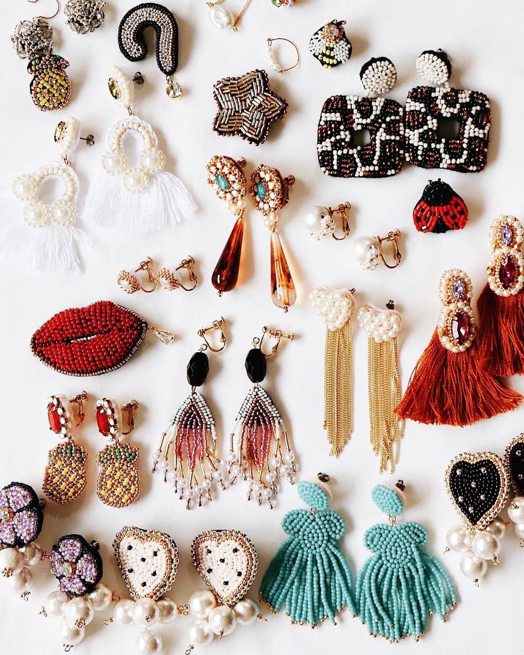 handmade shopのインスタグラム：「こんにちはeriです🌟﻿ ﻿ アクセサリー販売のお知らせです！﻿ 6/6(土)21:00〜online shopを﻿ オープンします🌱﻿ ﻿ ただ今、販売前に商品を﻿ 見れるようにしてあるので﻿ ﻿ プロフィールのリンクから﻿ アクセスしてください👼💫﻿ ﻿ 今回は過去作品のブローチや﻿ Tシャツをたくさん出品しています﻿ ﻿ ぜひ隅々までご覧ください☺️﻿ ﻿ 🐝YouTube作品は撮影しながら制作した﻿ アクセサリーなので作りは粗めです﻿ ﻿ ❤️全てハンドメイド作品です﻿ 既製品のような作りを求める方は﻿ ご購入をご遠慮ください﻿ ﻿ 💍金具の変更はできません🙅‍♀️ ﻿ ﻿ 🇯🇵発送は日本国内のみです﻿ ﻿ 🤑銀行振込やコンビニ払いは期日があります﻿ 余裕を持ってご注文ください﻿ ﻿ 🧚‍♂️過去作品も追加しております。﻿ ぜひそちらもチェックしてみてください✨﻿ ﻿ ﻿ 狙っているものがある方は﻿ 時間をアラームかけたりして﻿ 待ち構えてください！﻿ ﻿ 6日(土)21:00から販売開始です💘﻿ ﻿ 気になる点やご不明な点は﻿ お気軽にDMでご質問ください👍」