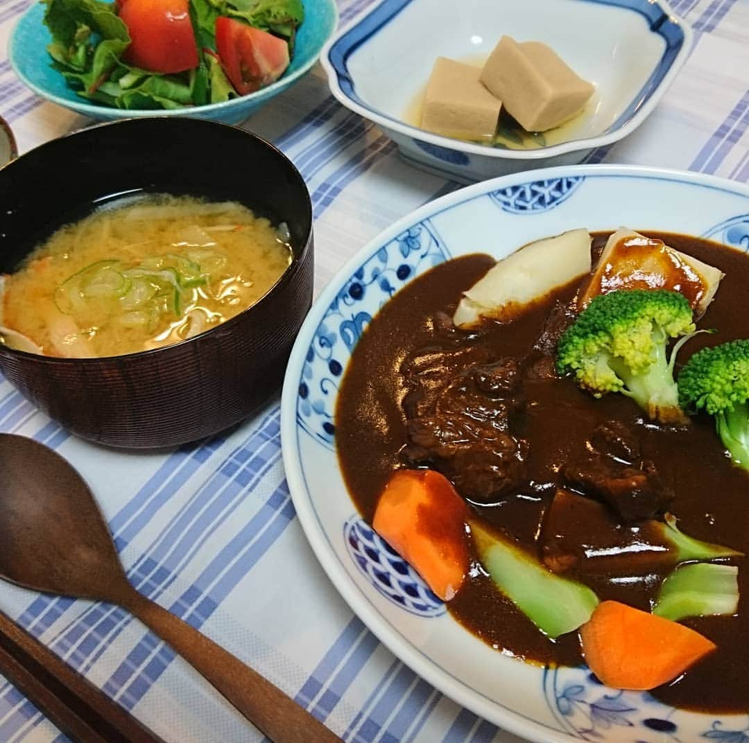 星奈優里のインスタグラム：「自分のご飯飽きたー🌀のタイミングで届いたビーフシチュー😋🍴ナイスタイミング✨和食屋さんのだから、お味噌がポイントでとってもご飯に合う❗#おいしゅうございました 😍  #どっちにしても ビーフシチューはお米で食べる派 #赤坂あじさい  #ハンバーグもあるよ🙋  #楽しみだなぁ😍😍😍 #今夜の月はおぼろ月」