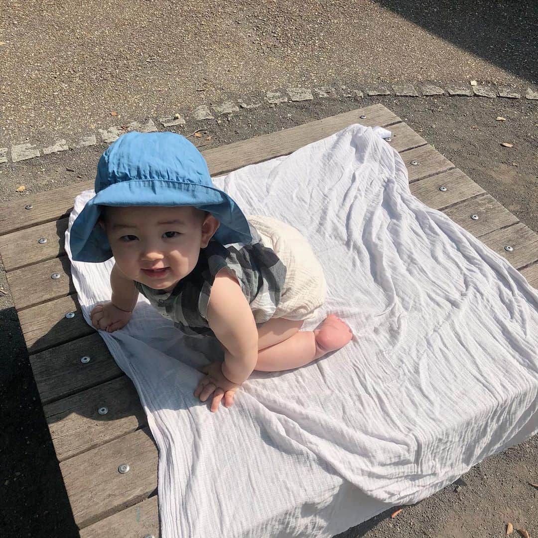 クリスティー麻里子さんのインスタグラム写真 - (クリスティー麻里子Instagram)「かなり暑くなってきましたね🥵 この時期帽子嫌がられて悩むママたち多いはず！笑笑 今年はどこも密集を避けてお外で遊ぶことが多くなりそうだからベビーカーに付けられるミニ扇風機ほしいな！🤔 オススメがあったら教えて下さい✨ . #赤ちゃんのいる暮らし #9ヶ月 #男の子ママ #3歳差育児 #子育て#3歳差兄弟 #ママリ #ベビフル#子育てぐらむ #mamagirl #kidsofinstagram  #kidsfashion #mommylife #love」6月5日 20時05分 - christymariko