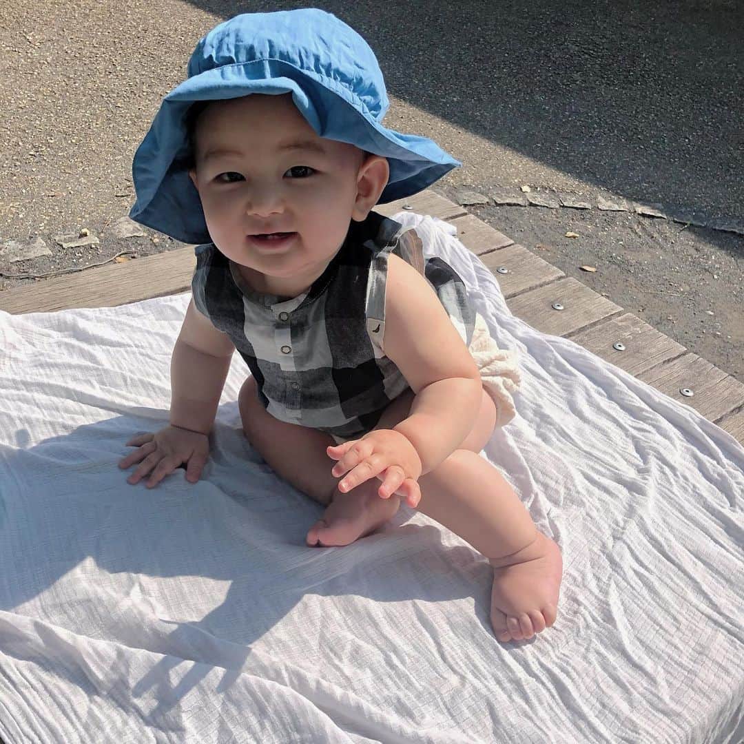 クリスティー麻里子さんのインスタグラム写真 - (クリスティー麻里子Instagram)「かなり暑くなってきましたね🥵 この時期帽子嫌がられて悩むママたち多いはず！笑笑 今年はどこも密集を避けてお外で遊ぶことが多くなりそうだからベビーカーに付けられるミニ扇風機ほしいな！🤔 オススメがあったら教えて下さい✨ . #赤ちゃんのいる暮らし #9ヶ月 #男の子ママ #3歳差育児 #子育て#3歳差兄弟 #ママリ #ベビフル#子育てぐらむ #mamagirl #kidsofinstagram  #kidsfashion #mommylife #love」6月5日 20時05分 - christymariko