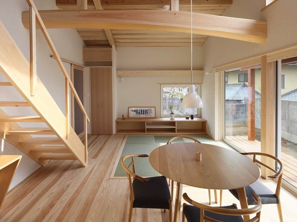 シーエッチ建築工房 さんのインスタグラム写真 - (シーエッチ建築工房 Instagram)「* 太鼓梁のある 畳リビングの木の家。 ⠀⠀⠀⠀⠀⠀⠀⠀⠀⠀⠀⠀ どこの床でも ごーろごろできる 気持ちのいい空間。 ⠀⠀⠀⠀⠀⠀⠀⠀⠀⠀⠀⠀ 縁側でのんびりするも良し 吹抜け上のデスクに座っても良し 心地いい空間がたくさんある家です。 ⠀⠀⠀⠀⠀⠀⠀⠀⠀⠀⠀⠀ ⠀⠀⠀⠀⠀⠀⠀⠀⠀⠀⠀⠀ ──────────── 株式会社シーエッチ建築工房 兵庫県宝塚市仁川台76番地 0798-52-8863 https://www.ch-wood.co.jp ──────────── @ch_kenchiku ⠀⠀ ⠀⠀ #シーエッチ建築工房 #木の家 #注文住宅 #新築 #一戸建て #家づくり #住まい #暮らし #日々のこと #マイホーム #たからづかな生活 #ときめく日々がたからもの宝塚 #宝塚 #西宮 #伊丹 #川西 #吹田 #三田 #明石 #工務店 #自然素材 #暮らしを楽しむ #自然素材の家 #自然と暮らす #こどもと暮らす #うちで過ごそう #太鼓梁 #畳 #畳リビング #家が好き」6月5日 20時07分 - ch_kenchiku