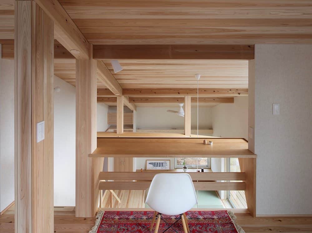 シーエッチ建築工房 さんのインスタグラム写真 - (シーエッチ建築工房 Instagram)「* 太鼓梁のある 畳リビングの木の家。 ⠀⠀⠀⠀⠀⠀⠀⠀⠀⠀⠀⠀ どこの床でも ごーろごろできる 気持ちのいい空間。 ⠀⠀⠀⠀⠀⠀⠀⠀⠀⠀⠀⠀ 縁側でのんびりするも良し 吹抜け上のデスクに座っても良し 心地いい空間がたくさんある家です。 ⠀⠀⠀⠀⠀⠀⠀⠀⠀⠀⠀⠀ ⠀⠀⠀⠀⠀⠀⠀⠀⠀⠀⠀⠀ ──────────── 株式会社シーエッチ建築工房 兵庫県宝塚市仁川台76番地 0798-52-8863 https://www.ch-wood.co.jp ──────────── @ch_kenchiku ⠀⠀ ⠀⠀ #シーエッチ建築工房 #木の家 #注文住宅 #新築 #一戸建て #家づくり #住まい #暮らし #日々のこと #マイホーム #たからづかな生活 #ときめく日々がたからもの宝塚 #宝塚 #西宮 #伊丹 #川西 #吹田 #三田 #明石 #工務店 #自然素材 #暮らしを楽しむ #自然素材の家 #自然と暮らす #こどもと暮らす #うちで過ごそう #太鼓梁 #畳 #畳リビング #家が好き」6月5日 20時07分 - ch_kenchiku