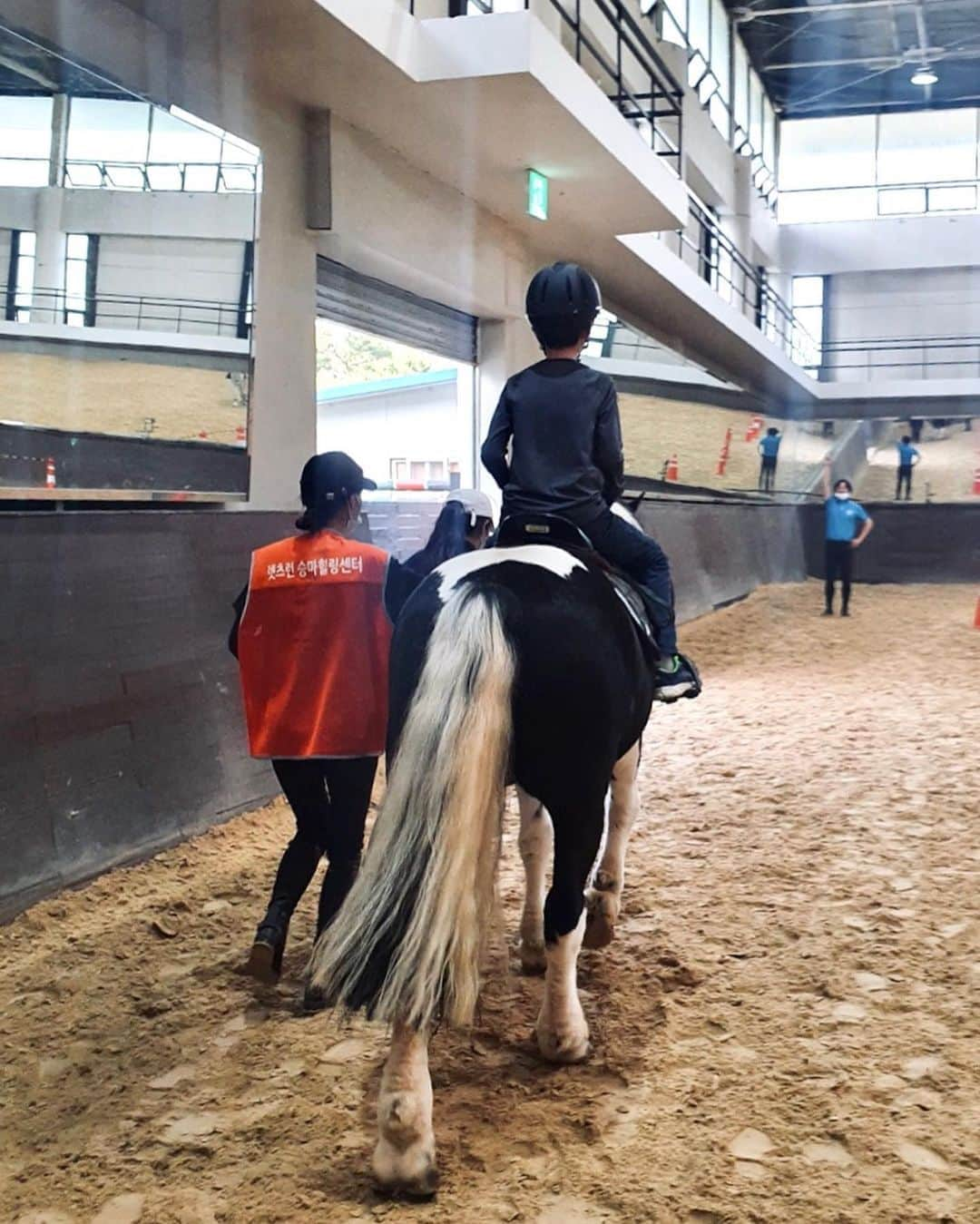 キム・ジェギョン さんのインスタグラム写真 - (キム・ジェギョン Instagram)「촬영 쉬는 날엔 #재활승마 봉사🐴」6月5日 20時08分 - _kimjaekyung_