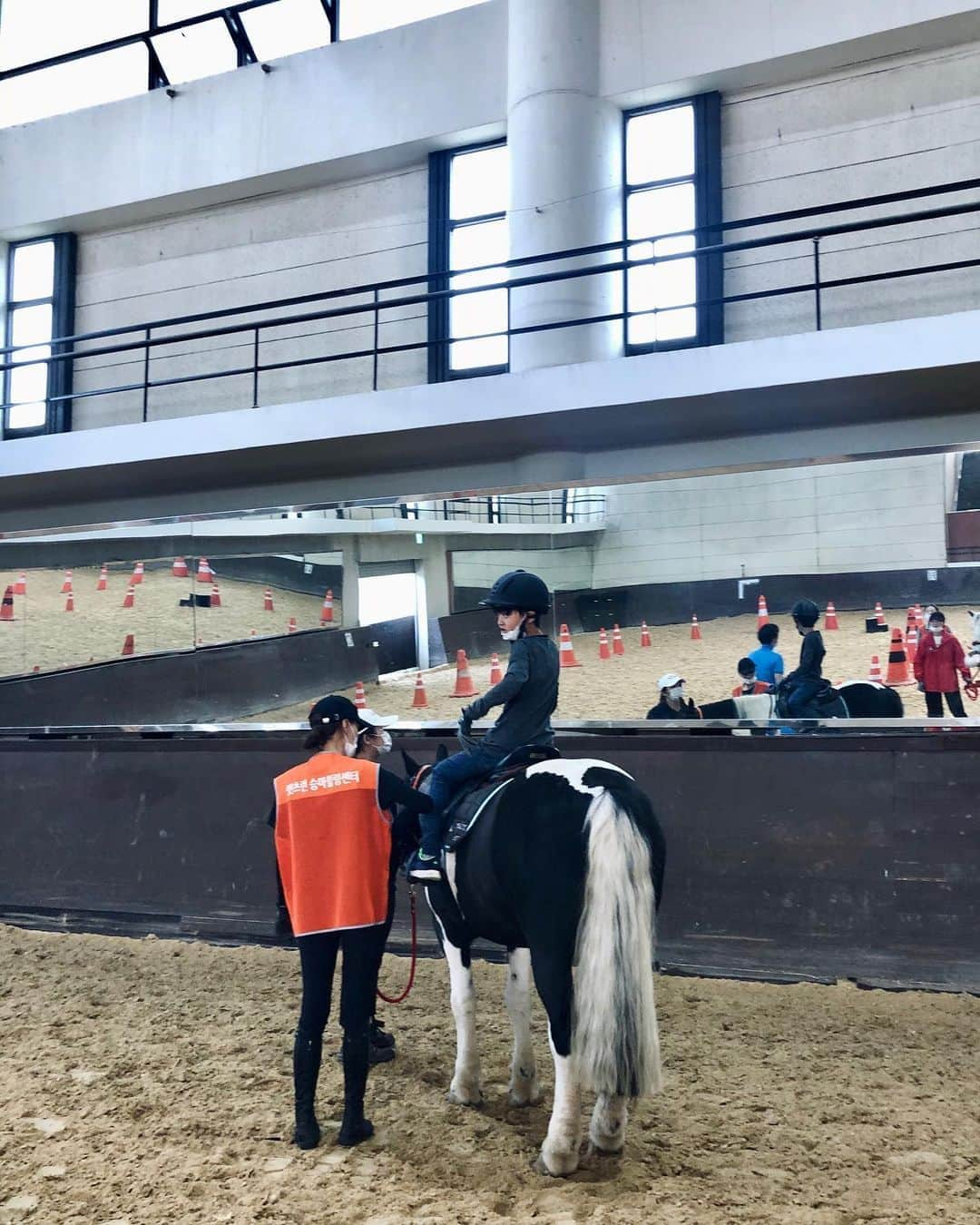 キム・ジェギョン さんのインスタグラム写真 - (キム・ジェギョン Instagram)「촬영 쉬는 날엔 #재활승마 봉사🐴」6月5日 20時08分 - _kimjaekyung_