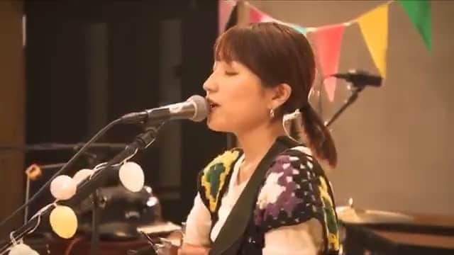 関取花のインスタグラム：「#家で五線譜 のライブアーカイブから「君の住む街」です🌸  この曲はフェスでバンドセットで演奏するといつも評判が良くて嬉しい。私自身も歌っていて空を突き破るような気持ち良さがあります。また外で思いきり歌いたいなー！  ぜひライブアーカイブからフルで聴いてみてくだい！ @dosukoi87 のプロフィールのリンクから飛べます🔗」