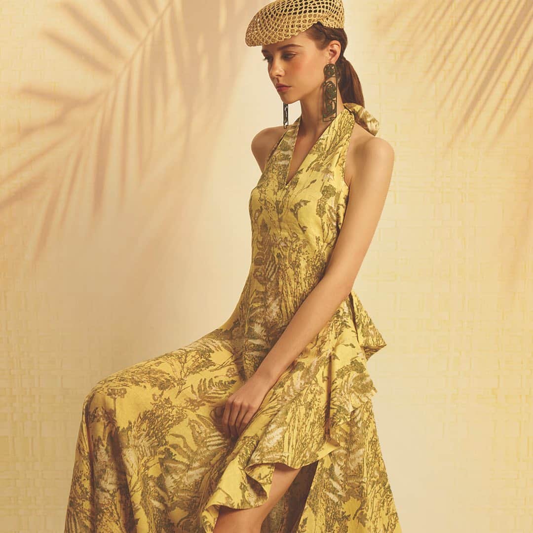 のインスタグラム：「⁣ Let’s hang out to the beach in this weekend with our SS20 show flower one piece! Don’t forget to complete your look with our PAGLIA TRAFORATA hat and BARANDILLA earrings to be the most stylish yet shining queen under the sun!⁣ ⁣ #SpringSummer2020 #Classic #ReadyToWear #BeachLook #Style #Fashion #Italian #Luxury #Design #Lifestyle #Urban #アンテプリマ #패션」