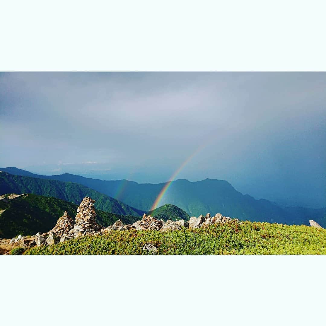 桜花さんのインスタグラム写真 - (桜花Instagram)「昨年夏の北アルプスの山行🗻🍀 ８月のあたま。 3泊４日の、縦走大冒険🗻🗻🗻✨ たくさんの素晴らしい瞬間に出会い 新しい気持ちに出会い 私は確実に成長したし もっともっともっと、 山が好きになりました。  実は、記事になるはずだったのですが 発売しなくなったのです。  コロナよ。。嗚呼、、コロナ。。 とても、さみしい気持ちですが 私のSNSから、いくつかの文を 書いて 記事のように発信して行こうと思います✨  むしろ、ずっと残せるように冊子にしようかな🍀(^^) 一度しかない日々を綴る愛しさと 気持ちに向き合う大切さ  瞬間を切り取って🍀  #北アルプス  #縦走  #成長  #山  #山歩き #山登り  #燕岳  #大天井岳  #常念岳  #蝶ヶ岳  #アルバム  #mountain #mountains  #mountaintalk」6月5日 20時16分 - mountainohka