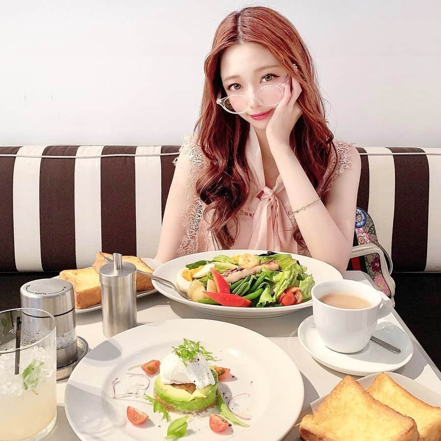 あやちゃんさんのインスタグラム写真 - (あやちゃんInstagram)「ランチ☕️🥗 サラダのボリューム💯  オシャレだし美味しいし リピート決定❤️❤️ rest roomも可愛かった🦋 #エムハウス #mhouse #恵比寿カフェ #恵比寿グルメ #恵比寿ランチ #東京カフェ #デニムコーデ #デニムパンツ #ノースリーブコーデ #伊達メガネ #センターパート #大人カジュアルコーデ #大人カジュアル #カジュアルコーデ #クリアメガネ #おしゃカフェ #アボカド #サラダボウル #サラダランチ #渋谷カフェ」6月5日 20時17分 - aya.you.love.r