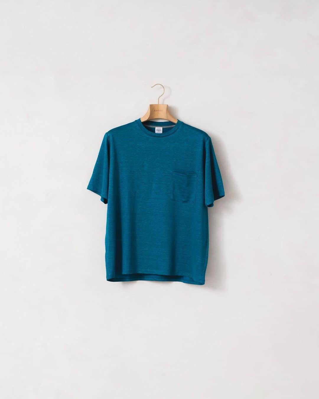 のインスタグラム：「【ジャージー ワイドフィット ポケット Tシャツ】⠀﻿ ﻿ 細番手のリネンとポリエステルのプレーティング天竺のポケット付きTシャツ。﻿ ﻿ リネンのみで編み立ると度目が詰まらず緩めの素材になりやすいところをポリエステルとのプレーティング天竺にすることで度目を詰め、ハリ感と透けにくくするために生地の厚みを実現。﻿ ﻿ また、ポリエステルを裏側に持ってきているので、リネンのざらつきを軽減し、素肌にも着用しやすくなっています。﻿ ﻿ ワイドフィットのデザインがリラックス感のある快適な着心地を演出します。﻿ ﻿ ﻿ ＊＊＊＊＊＊＊＊＊＊＊＊＊＊＊＊＊＊＊＊＊＊﻿ 裏地：なし﻿ 伸縮性：あり﻿ 光沢感：なし﻿ 生地の厚さ：普通﻿ ＊＊＊＊＊＊＊＊＊＊＊＊＊＊＊＊＊＊＊＊＊＊﻿ ﻿ ⠀﻿ ⠀﻿ Tee : 【EDIFICE】¥7,500 → ¥4,500+tax﻿ No :  20071300100810 ﻿ ⠀﻿ ⠀﻿ ⠀﻿ ⠀﻿ ⠀﻿ ⠀﻿ ⠀﻿ ⠀﻿ ⠀﻿ ⠀﻿ ⠀﻿ ⠀﻿ ﻿ ﻿ ⠀﻿ ⠀﻿ ⠀﻿ #edifice #edificeoriginal #menstee #teestyle #jerseyfabric #springcolor #teefashion #mensfashion #newcolor #tee #pockettee #summerfashion #menswear #mensstyle #menwithclass #menwithstyle #mensclothing #mensclothes #dapper #dapperman #dapperstyle #エディフィス #ジャージー素材 #tシャツ #サマースタイル #ワイドフィット #ポケットt」