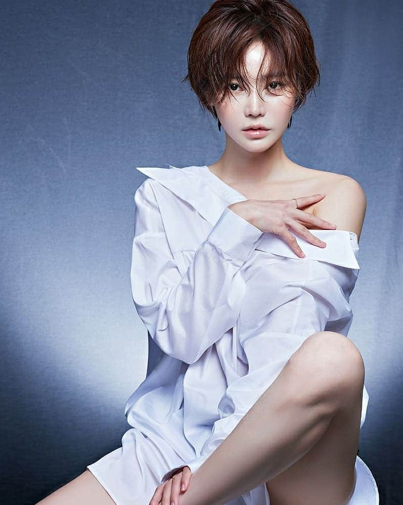 Han Ga Eunさんのインスタグラム写真 - (Han Ga EunInstagram)「인생을 떠도는 동안 후회 라고 생각 하는 일을  후회 하고 있지 않았으면 좋겠어 아마 우리는 그 시간으로 되돌아 간다 해도 선택 할 수 조차 없었을 거야 중요한 것은 앞으로의 일이고  앞으로 사랑하는 일이야 내가 바꿀 수 있는 일이 생긴다면 기꺼이  우리를 위해 바꿀거야 그냥 웃는 얼굴을 보았으면 좋겠어 내가 존재해 있으므로 외롭지 않았으면 좋겠어 우린 지금 이순간 충분히 행복해져 있음을 감사하게 여겼으면 좋겠어 앞으로 일어날 기쁜일과 슬픈일을 모두 함께 나눌 각오를 할게 그저 조금이라도 오래오래 곁에 머물러 주길 -나의 가장 소중한 #가족 에게 . .  #둘째조카생기길소원중🙏💕#외동은불허한다#도움도별로안되는이모가바라는건또많음」6月5日 20時18分 - gaeungbebe