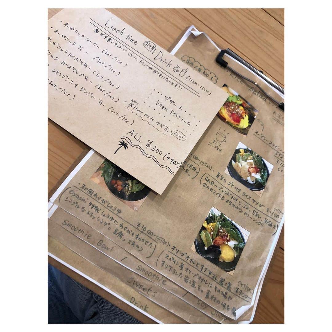 永井葉月さんのインスタグラム写真 - (永井葉月Instagram)「. . My favorite cafe @oyasai_vegancafe  #vegan #veganfood #vegancafe . . 前行ったOyasai cafe🥕🥬🍅 美味しすぎて教えたくないくらい なんだけど皆んなに教えてあげる🤫 ここはヴィーガンのお店で 私はスパイシーチリビーンズを 注文したんだけど とにかく野菜が新鮮で シャッキシャキ✨ お肉は大豆ミートを使っててヘルシー 体に優しくてご飯は玄米が入ってたよ🌱 新鮮な物を食べるとお腹いっぱいで 心も満たされるんだなって思いました😚 ここにあるメニュー全部食べたくなりました。 そして、なんと言っても優しくて 可愛い店員さん @kaoris_olaisland  もっともっとお話ししたかったな☺️ 通える距離ではないけど 絶対また行きまーす🌴🌺 . . @moe.veeee.0918  次はどこ行こうかね？🍞💗 . . #ヴィーガンカフェ #名古屋ヴィーガン  #オーガニック野菜 #名古屋ランチ  #oyasaicafe #お野菜 #幸せな時間  #はづ旅グラム #時差投稿」6月5日 20時27分 - hazuki815hazuki