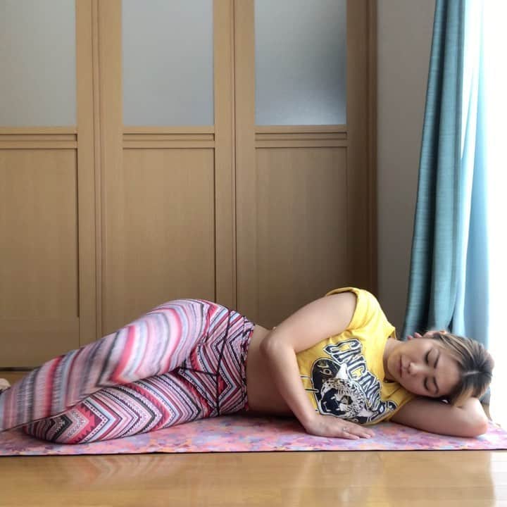 のインスタグラム：「【(続けて)お尻トレーニング】 臀筋郡と内転筋(内腿)にも効きます。  ❶横向きに寝て、上になるほうの足の下にスライドディスクもしくはタオル(じゅうたんやカーペットの場合は、クリアファイルは紙皿など)、滑りやすくなる様なものを敷きます。  ❷足で引き寄せて、しっかり蹴るように押す動きをゆっくり繰り返します。  動画3つは前、下、後ろからの違う3方向からの見え方を載せているだけなので動きは全部同じです(同じ事をやっています)。 ✳︎ゆっくり繰り返しながら20〜30回やってみてください。 ✳︎負荷をかけたい時は、レジスタンスバンドを使ったり、アンクルウエイトを巻いてやってみてください。(負荷有りバージョンの要望があれば、動画でもアップできればと思います)  #お尻トレーニング #ヒップアップトレーニング #臀筋#内転勤　#内腿引き締め #下半身引き締め　#ワークアウトコミュニティjp #自分のペース　#お家トレーニング　#workoutcommunityjp #staystrongphysicallyandmentally #beyourownmotivation #glutes #adductors #legsworkout」