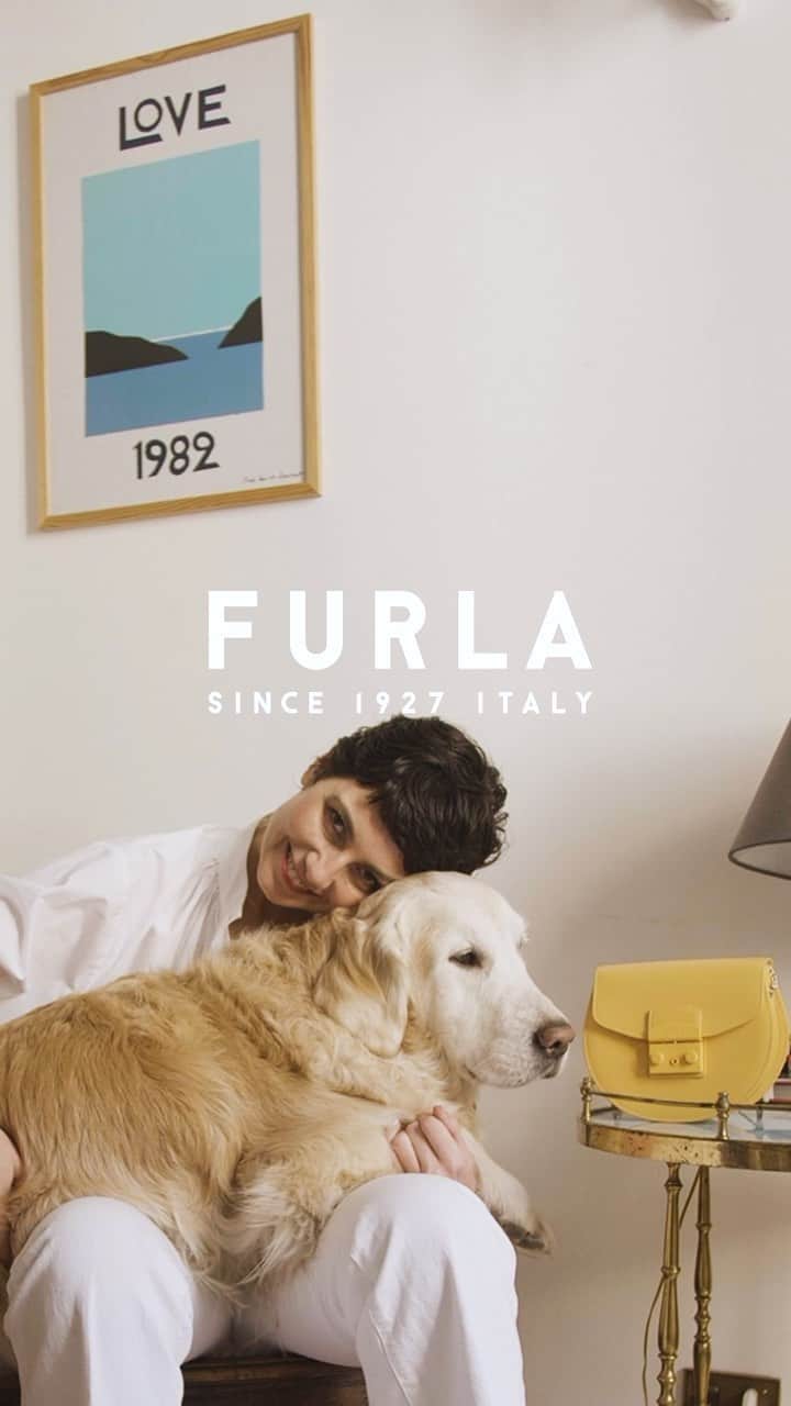 フルラのインスタグラム：「During this time @evageraldine is rediscovering the importance of living sustainably. She believes that “sustainabily is also a state of mind, an approach to life”. Even kindness is part of it. Watch the video and get to know more about her.  #furlametropolis #thefurlasociety #furlafeeling #newcollection #furla #accessories #fashion」