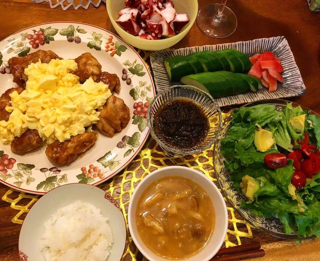 六車奈々さんのインスタグラム写真 - (六車奈々Instagram)「今日の夕食。  鶏モモ肉を小麦粉つけて焼き、 バルサミコ酢でソースを作って絡めたものに、タルタルをかけました。 テキトー料理なので、名前は無い(^◇^;) タルタルは、玉ねぎたっぷりにしたよ。  沖縄もずくが安かったので、三杯酢でもずく酢に。せりには大ヒットでした＾＾ ぬか漬けは、ズッキーニとスイカのヘタ。夏だねー^ ^ お味噌汁は、シメジと玉ねぎ、油揚げ。冷蔵庫の残りで＾＾ #相変わらず #お酒がすすむ #お家ごはん #夕食メニュー #テキトー料理 #夏ごはん #ぬか漬け #ごちそうさまでした」6月5日 20時25分 - nanarokusha