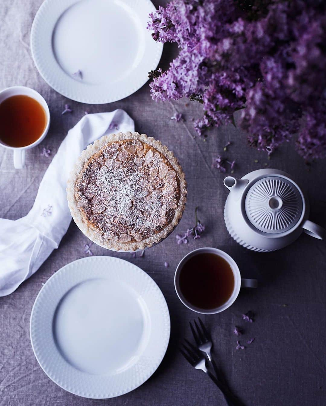 増田由希子さんのインスタグラム写真 - (増田由希子Instagram)「The amandine one of my favorite💜Have a lovely weekend! #almondtart #Amandine #lilac #teatime #lyngby 「アマンディーヌ」 タルト生地にアーモンドクリームを入れて焼いたフランスの伝統菓子です。17世紀にパティシエで詩人だったラグノが考案したと言われています。このタルトを習ったのは、お菓子教室に通い始めて、3回目くらいだったでしょうか。そのシンプルな美味しさに感動したのを覚えています。 カスタードクリームやチーズクリーム、季節の果物をトッピングして、フルーツタルトにしても◎  レシピは「花とお菓子」(苺、イチジクのタルトのページ) @cookbook_shelf に掲載しています。 #花とお菓子　#ティータイム　#ライラック」6月5日 20時26分 - nonihana_