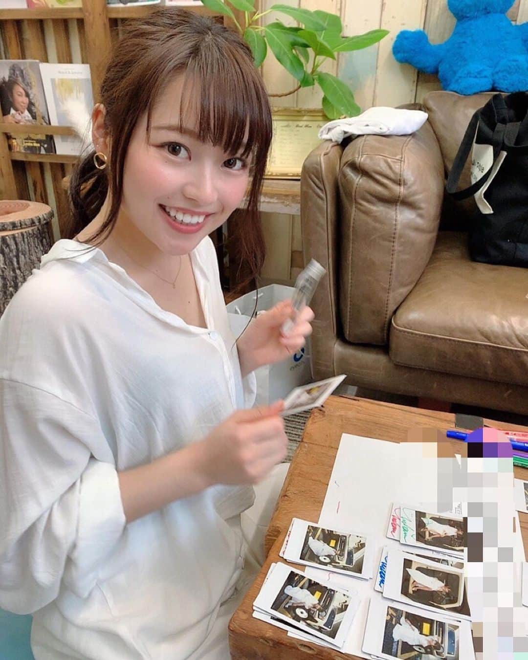 クルーズグループ【公式】のインスタグラム：「ちはるんもサイン書き⭐️書き⭐️ ・ ・ クルジムオンラインイベント用ですねっ😃 ・ ・ 気持ちを込めて😍 ・ ・ いつもこんな感じでサイン書いてるんですよ～🤗 ・ ・ @chi.ha.ru.nrun @cruse.jimny.girl ・ ・ #オンラインイベント #zoom #コロナに負けるな #宮沢ちはる #ちはるん #teamメレンゲ #クルーズグループ #crusegroup #AV女優 #セクシー女優 #アイドル  #좋아요환영 #소통환영 #오오티디 #팔로우미 #팔로우 #소통해요 #셀카 #셀피 #셀스타그램  #扎心了 #赞 #好吃 #粉我 #照片 #时装 #谢谢你总是关照我 #请多」