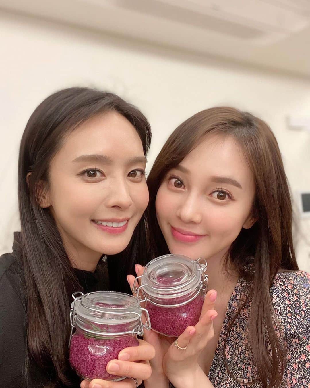 パク・ジョンアさんのインスタグラム写真 - (パク・ジョンアInstagram)「혜빈이 덕에 아유미도 보고~~맛난 저녁식사에 와인 소금까지~~ 이제 자주 만나보아~^^ @heavenbin83 혜빈아~!! @iqaymiq. 아윰아~~넘나 행복했당~^^ 오늘밤 #편스토랑 에서 만나욥!!」6月5日 20時31分 - jjungah0224
